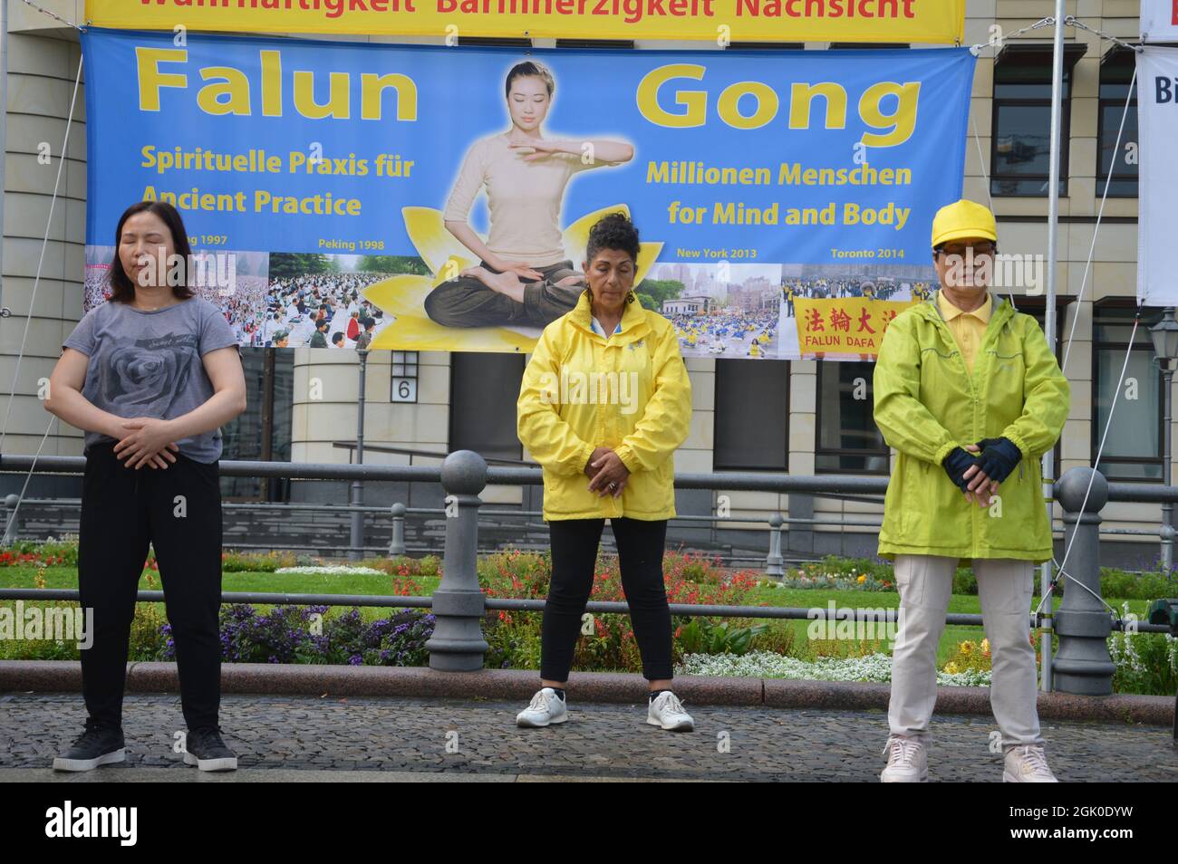 Spettacolo e dimostrazione di Falun Gong in piazza Pariser Platz a Berlino, Germania - 11 settembre 2021. Foto Stock