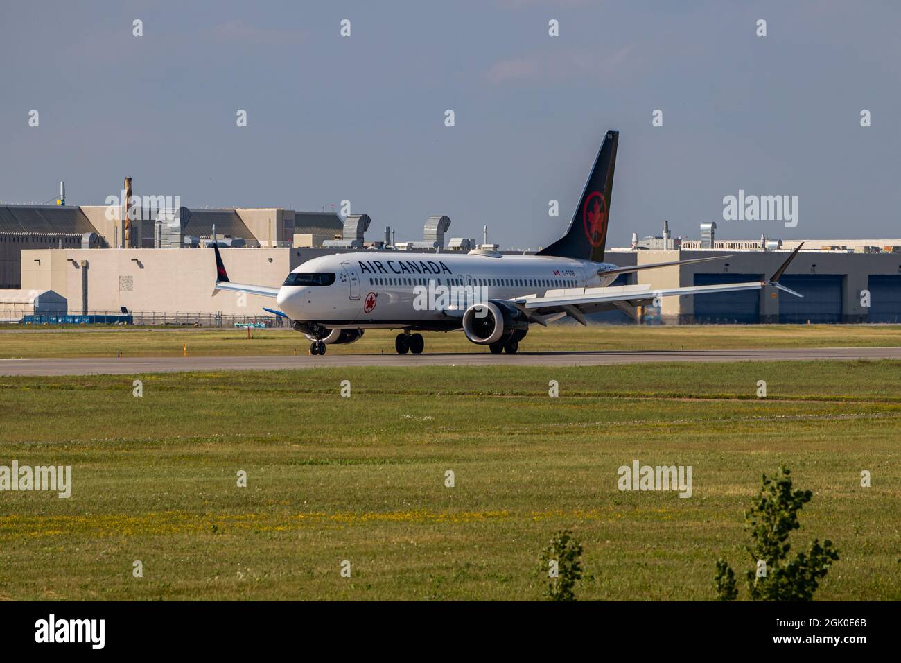 Montreal, Quebec, Canada - 07 06 2021: Atterraggio di Air Canada Boeing 737 Max8 a Montreal. Registrazione C-FSDB. Foto Stock