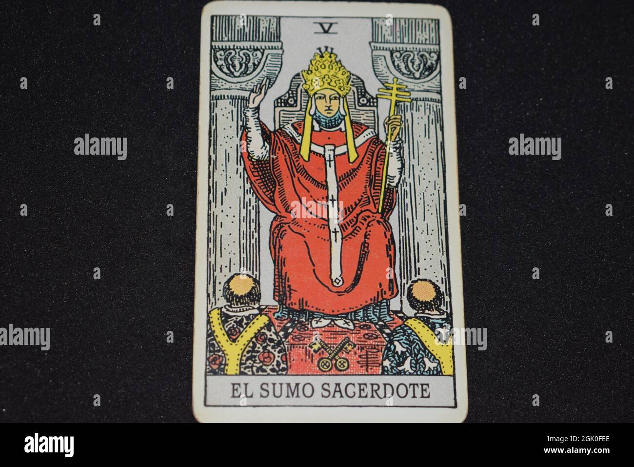 La carta Tarocchi numero 5 rappresenta IL SOMMO SACERDOTE nelle carte  tarocchi dell'arcana maggiore su sfondo nero Foto stock - Alamy
