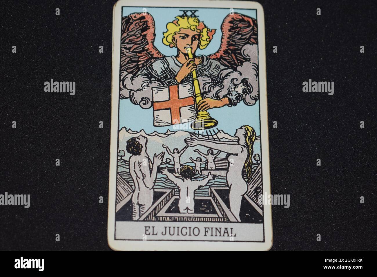 La carta Tarocchi numero 20 rappresenta IL GIUDIZIO nelle carte tarocchi  degli arcani maggiori su sfondo nero Foto stock - Alamy