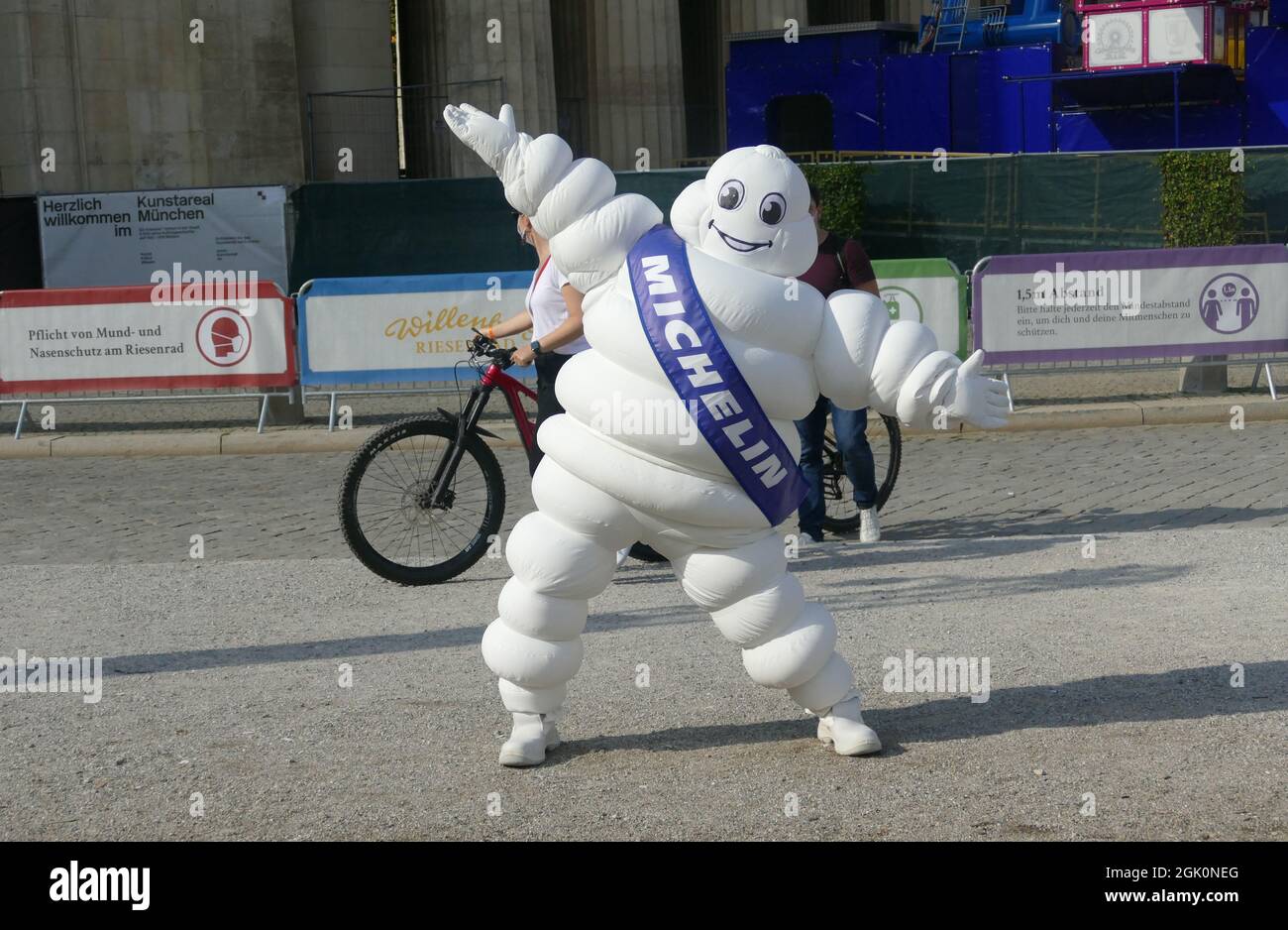 Mascotte Michelin presso la IAA Internationale Automobil Ausstellung, München, Monaco di Baviera. Foto Stock