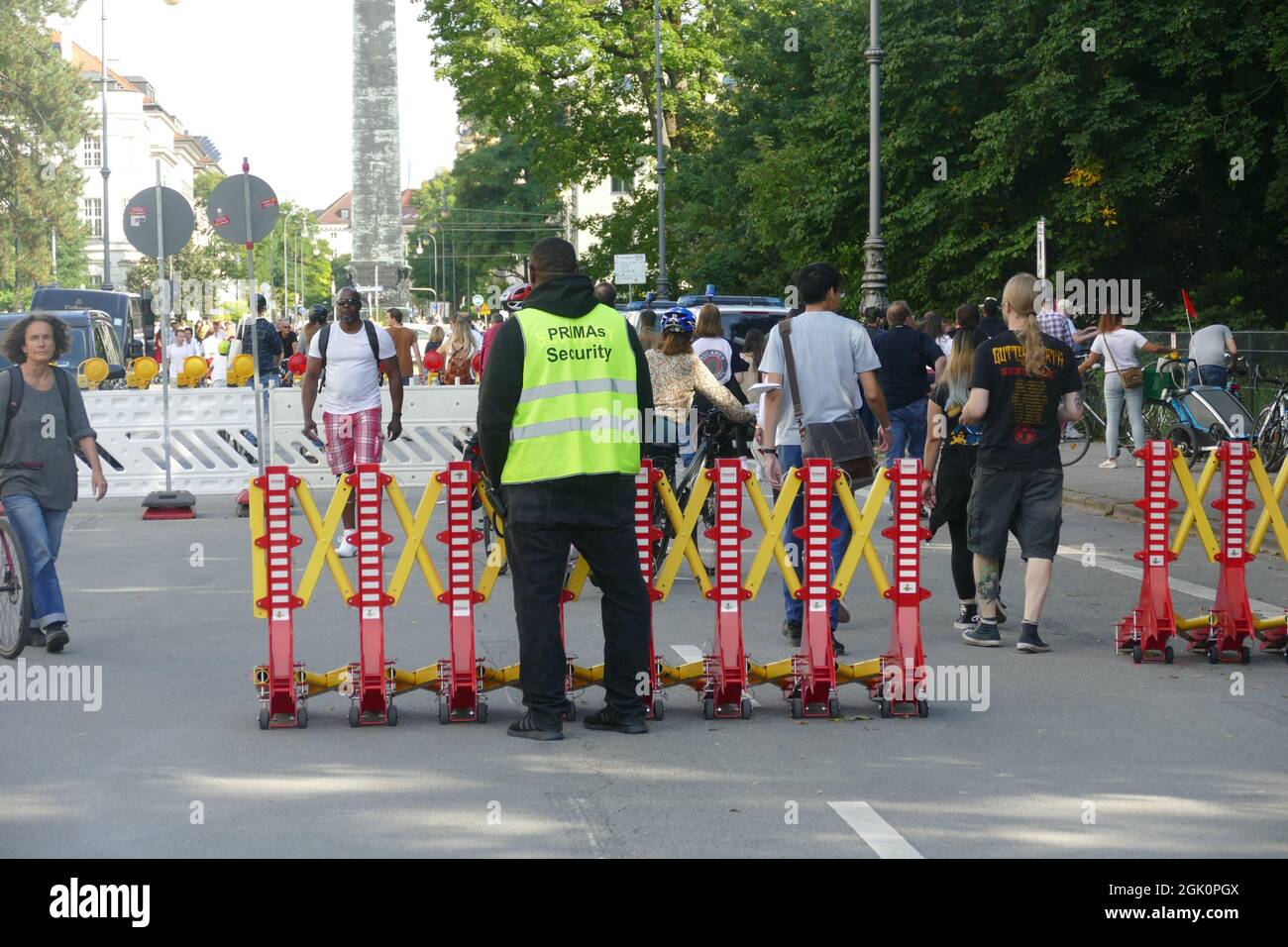 Barriera anti-terrore, fermo per camion posto all'ingresso della IAA, Internationale Automobil Ausstellung. 09.08.2021. Foto Stock