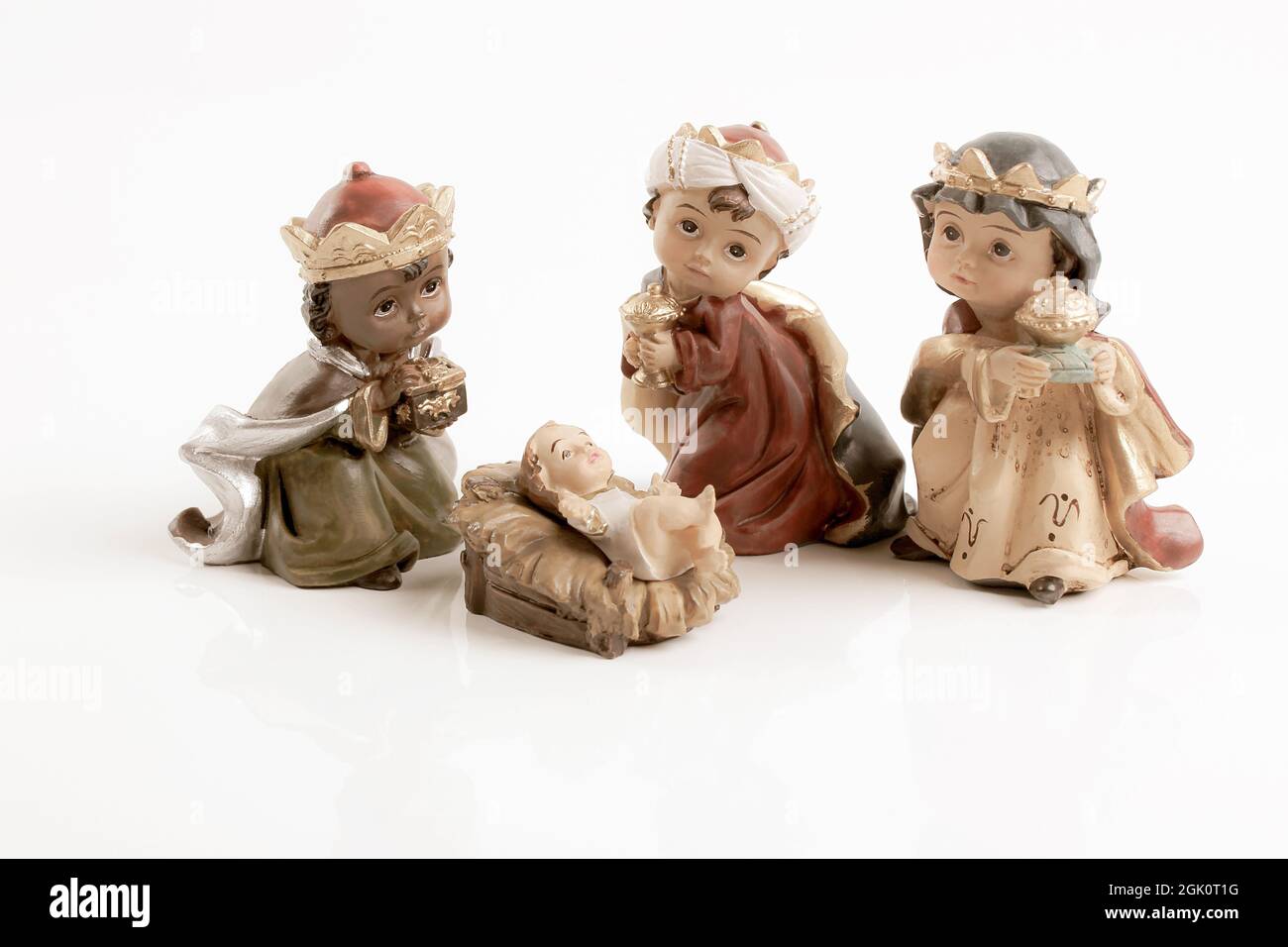 I tre saggi ragazzi e Gesù bambino. Felice giorno di Epifania concetto. Figure in ceramica isolate su sfondo bianco. Biglietto di auguri. Foto Stock