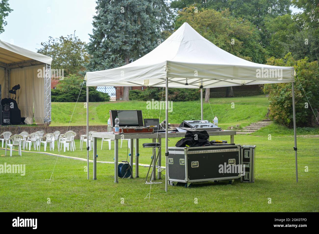 Tenda per i tecnici del suono e le loro attrezzature in un evento all'aperto sul prato del parco, fuoco selezionato Foto Stock