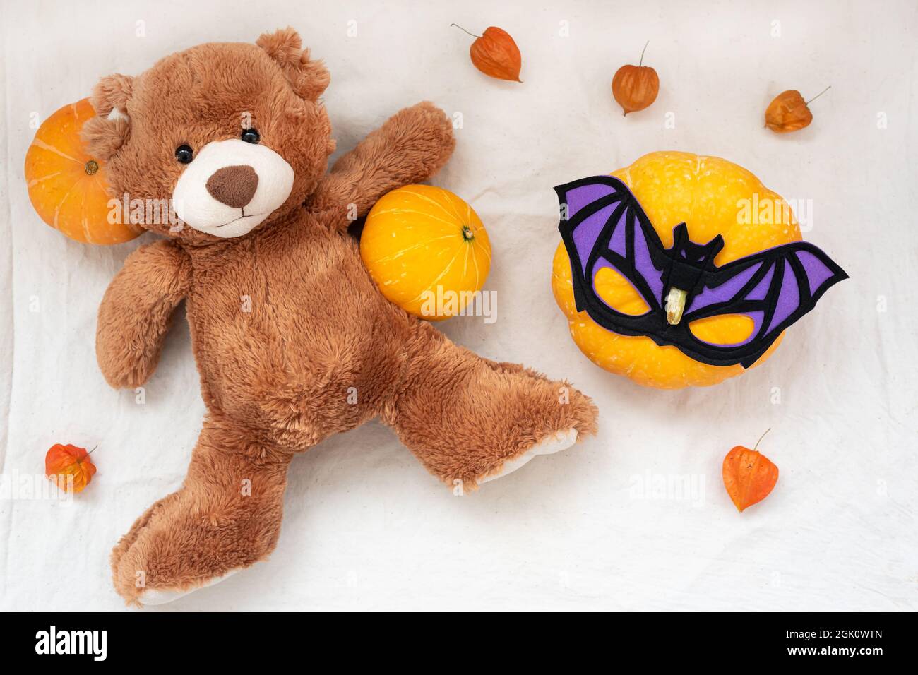 Buon Halloween con morbido orsacchiotto giocattolo e zucca Foto Stock