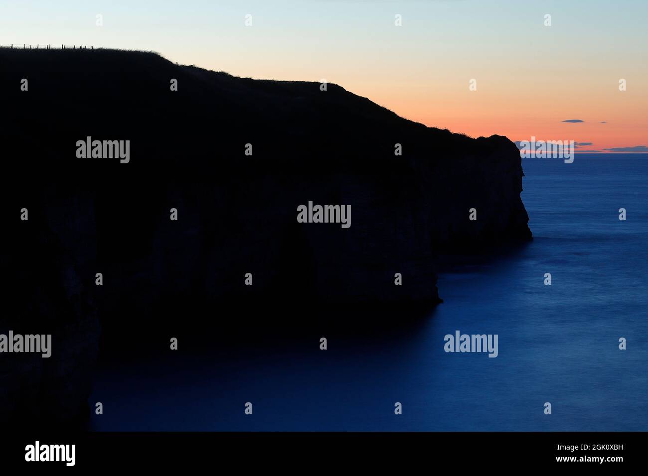 Scogliere a North Landing a Flamborough nella East Riding of Yorkshire. La fine della scogliera assomiglia al profilo di un capo indiano Foto Stock