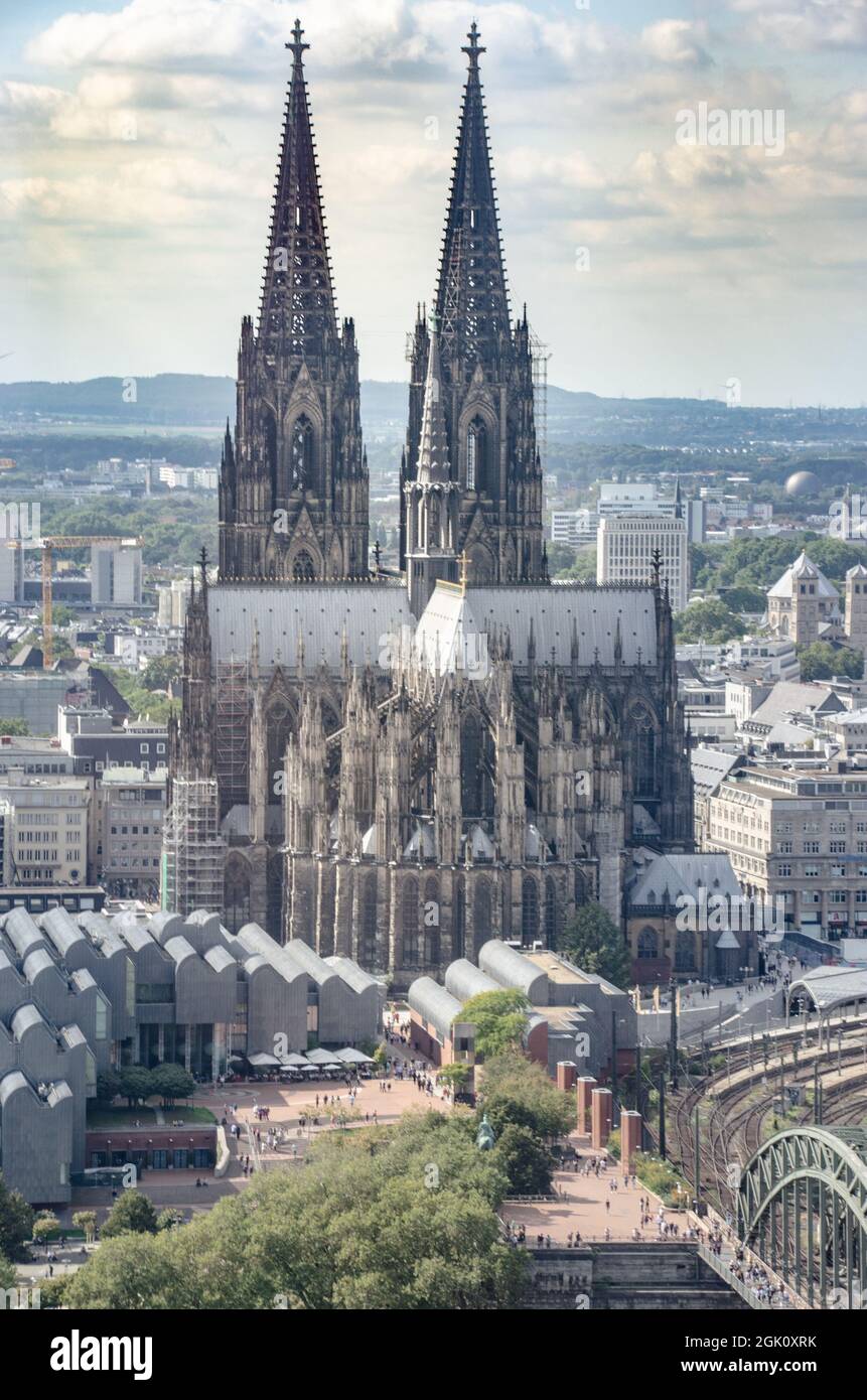 Köln: Der Kölner Dom ist das weithin sichtbare Wahrzeichen Kölns und der Mittelpunkt der Stadt. Foto Stock