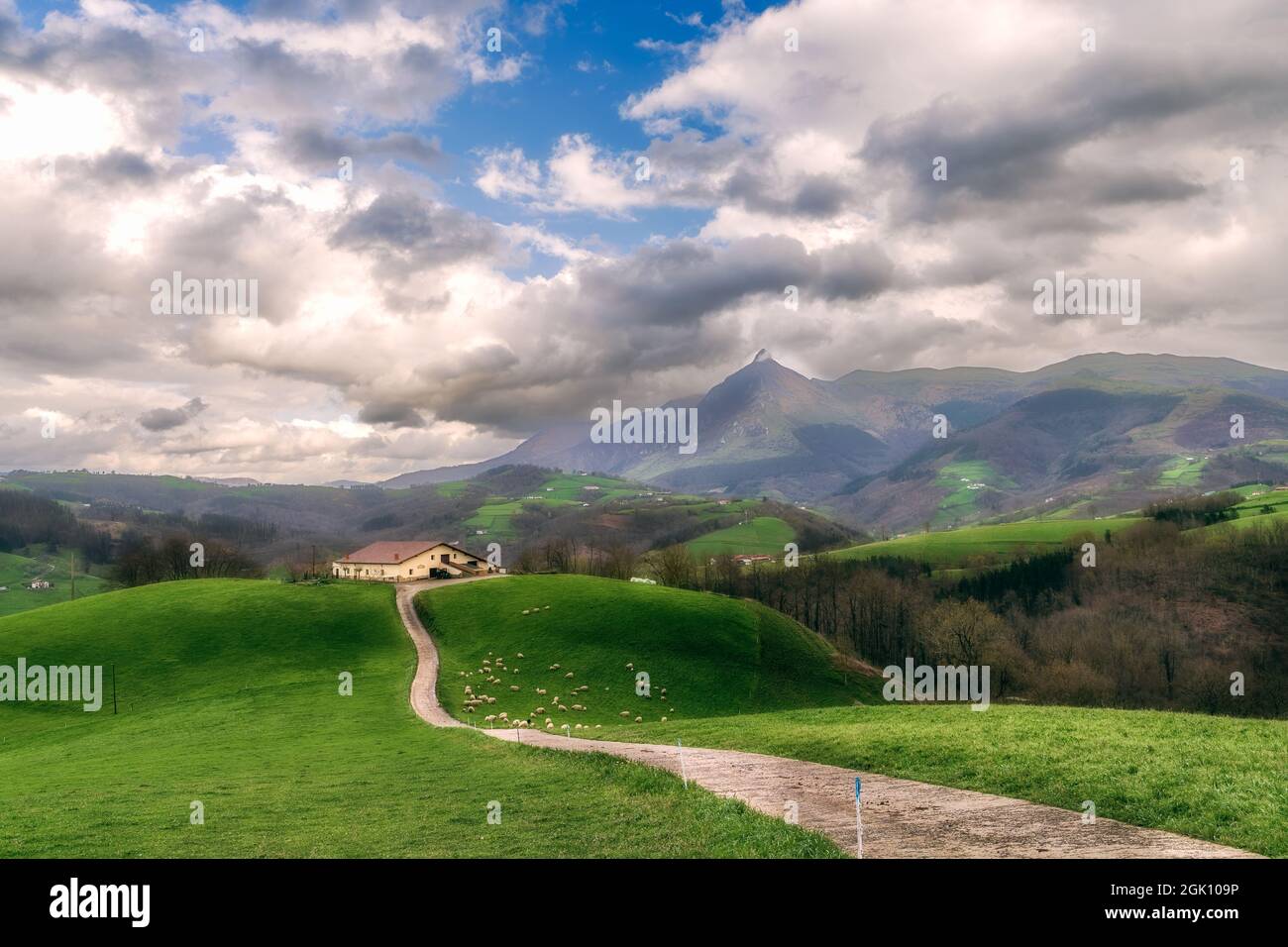 cottage con montagna sullo sfondo Foto Stock
