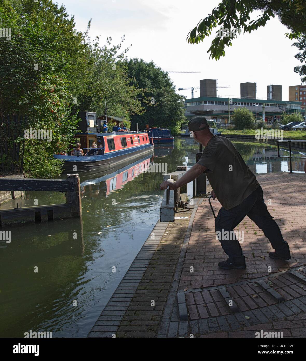 Uomo che opera Lock Gate bruciato Mill River Stort Harlow Essex Foto Stock
