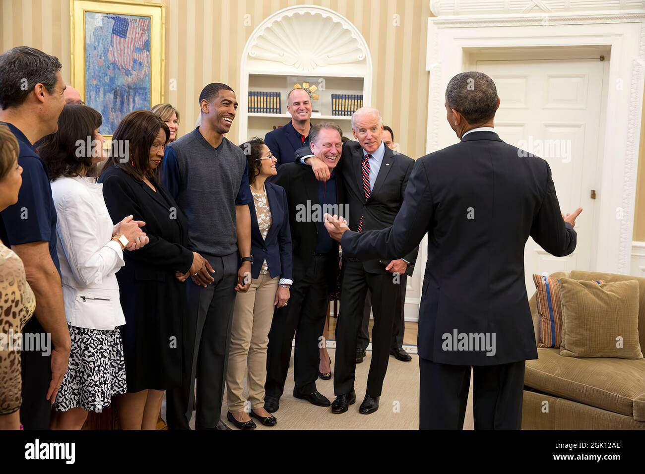 Il Presidente Barack Obama e il Vice Presidente Joe Biden scherzano con Tom Izzo, allenatore di basket del Michigan state, e altri partecipanti al seminario sulla leadership "Hoops for Troues" durante una visita all'ufficio ovale, 7 maggio 2014. (Foto ufficiale della Casa Bianca di Chuck Kennedy) questa fotografia ufficiale della Casa Bianca è resa disponibile solo per la pubblicazione da parte delle organizzazioni di notizie e/o per uso personale la stampa dal soggetto(i) della fotografia. La fotografia non può essere manipolata in alcun modo e non può essere utilizzata in materiali commerciali o politici, pubblicità, e-mail, prodotti, promozioni che in un Foto Stock