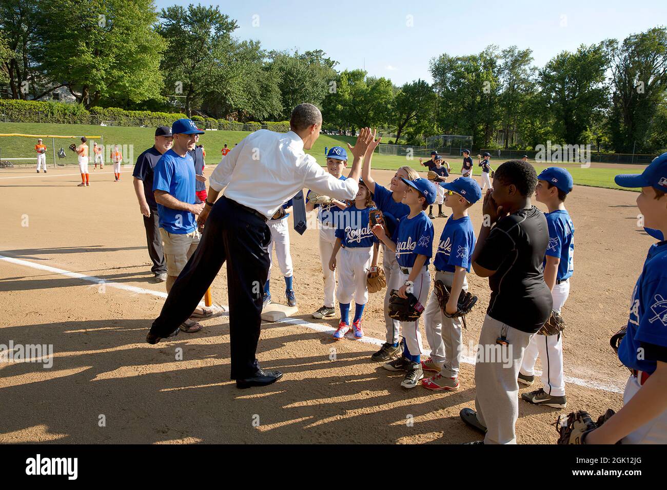 Il presidente Barack Obama saluta i membri delle squadre di baseball della Northwest Washington Little League durante una sosta a sorpresa al Friendship Park di Washington, D.C., 19 maggio 2014. (Foto ufficiale della Casa Bianca di Pete Souza) questa fotografia ufficiale della Casa Bianca è resa disponibile solo per la pubblicazione da parte delle organizzazioni di notizie e/o per uso personale la stampa dal soggetto(i) della fotografia. La fotografia non può essere manipolata in alcun modo e non può essere utilizzata in materiali commerciali o politici, pubblicità, e-mail, prodotti, promozioni che in alcun modo suggeriscono l'approvazione o l'approvazione del Pre Foto Stock