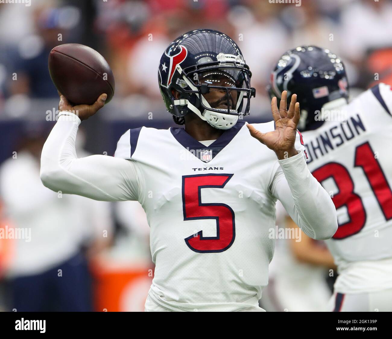 Houston, Texas, Stati Uniti. 12 settembre 2021: Il quartback di Houston Texans Tyrod Taylor (5) passa la palla durante la prima metà di una partita NFL tra gli Houston Texans e i Jacksonville Jaguars il 12 settembre 2021 a Houston, Texas. (Credit Image: © Scott Coleman/ZUMA Press Wire) Credit: ZUMA Press, Inc./Alamy Live News Foto Stock