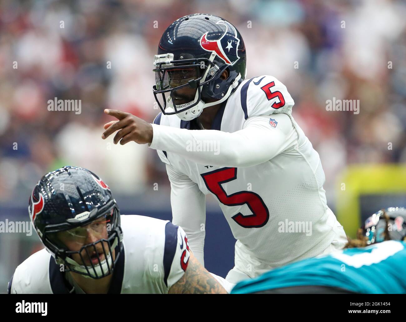 Houston, Texas, Stati Uniti. 12 settembre 2021: Il quarterback di Houston Texans Tyrod Taylor (5) gestisce prima di uno scatto durante la prima metà di una partita NFL tra gli Houston Texans e i Jacksonville Jaguars il 12 settembre 2021 a Houston, Texas. (Credit Image: © Scott Coleman/ZUMA Press Wire) Credit: ZUMA Press, Inc./Alamy Live News Foto Stock
