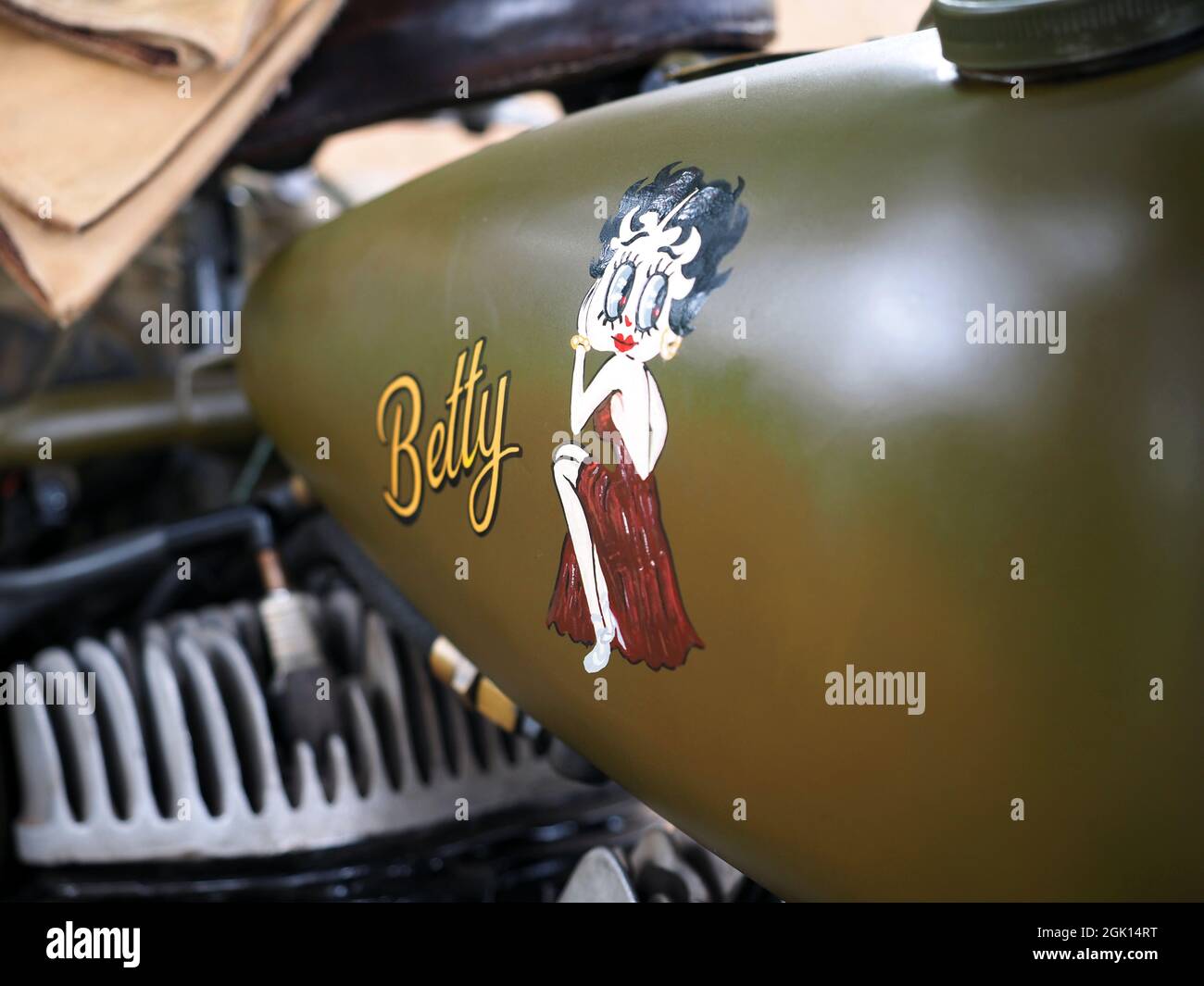 Betty Boop su una moto dell'epoca della seconda guerra mondiale Foto Stock
