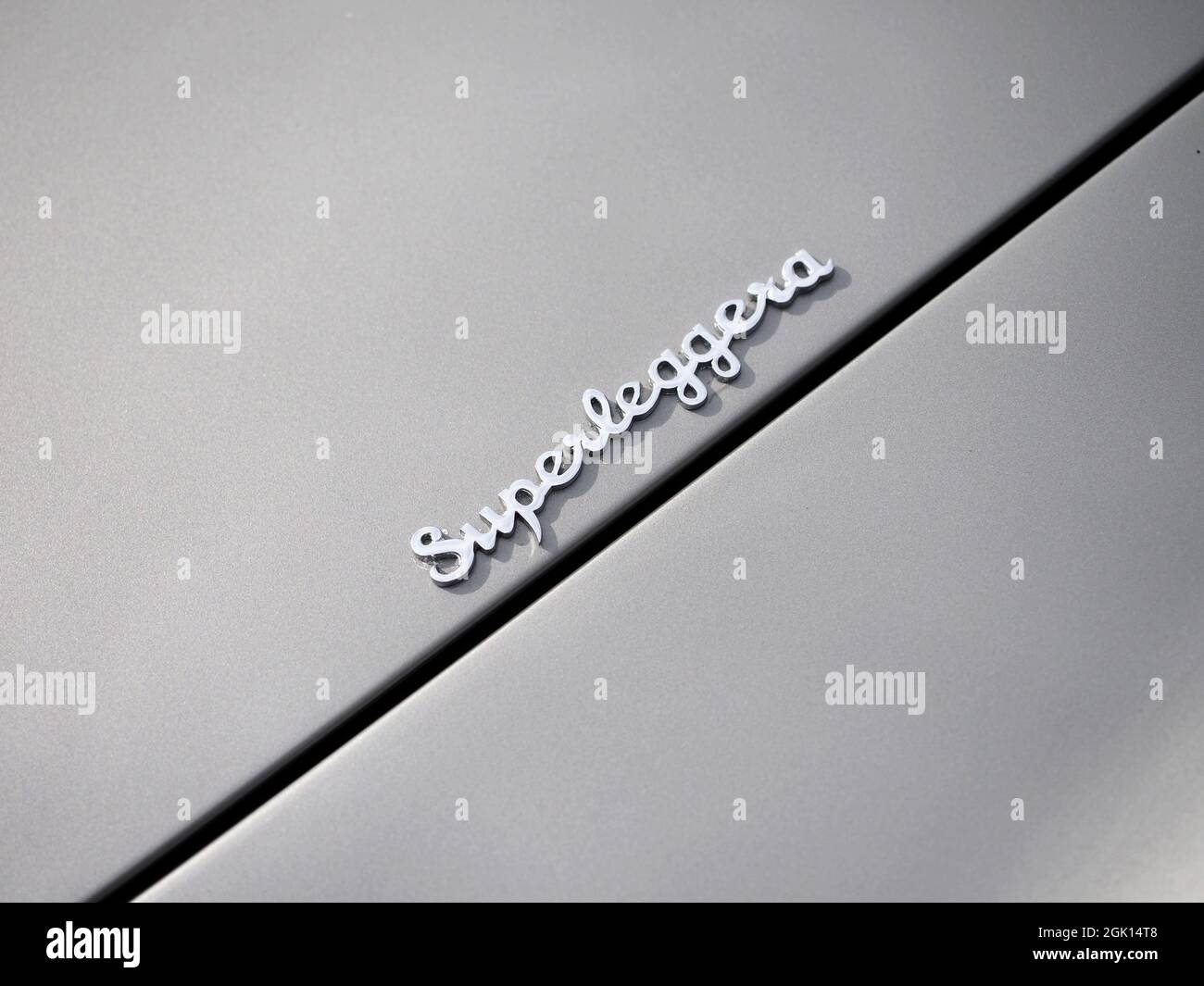 Primo piano di una classica vettura sportiva Aston Martin DB5 Vantage d'argento Foto Stock