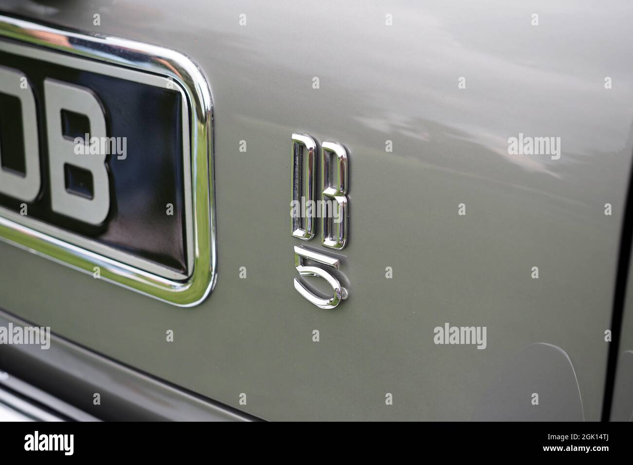 Primo piano di una classica vettura sportiva Aston Martin DB5 Vantage d'argento Foto Stock