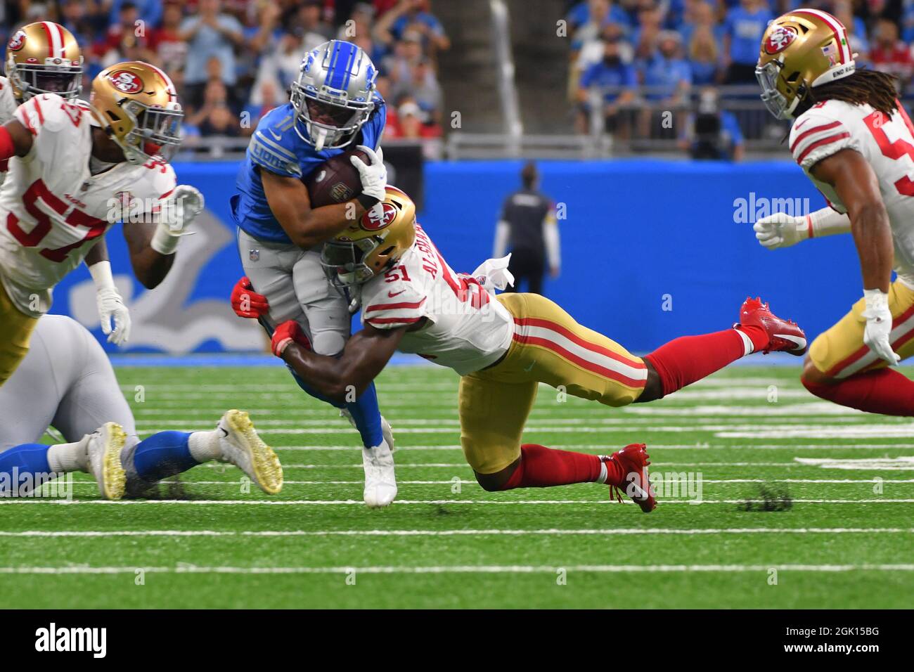 DETROIT, MI - SETTEMBRE 12: Detroit Lions Wide Receiver Kalif Raymond (11) si è avvolto da San Francisco 49ers linebacker Azeez al-Shaair (51) durante la partita NFL tra San Francisco 49ers e Detroit Lions il 12 settembre 2021 a Ford Field a Detroit, MI (Foto di Allan Dranberg/Cal Sport Media) Foto Stock