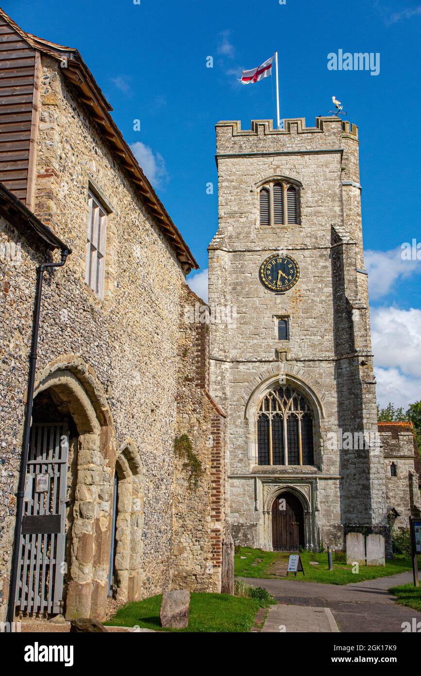 Chiesa di San Pietro e San Paolo accanto alle case e alle rovine del vecchio Palazzo arcivescovile, Charing, Kent, Regno Unito Foto Stock