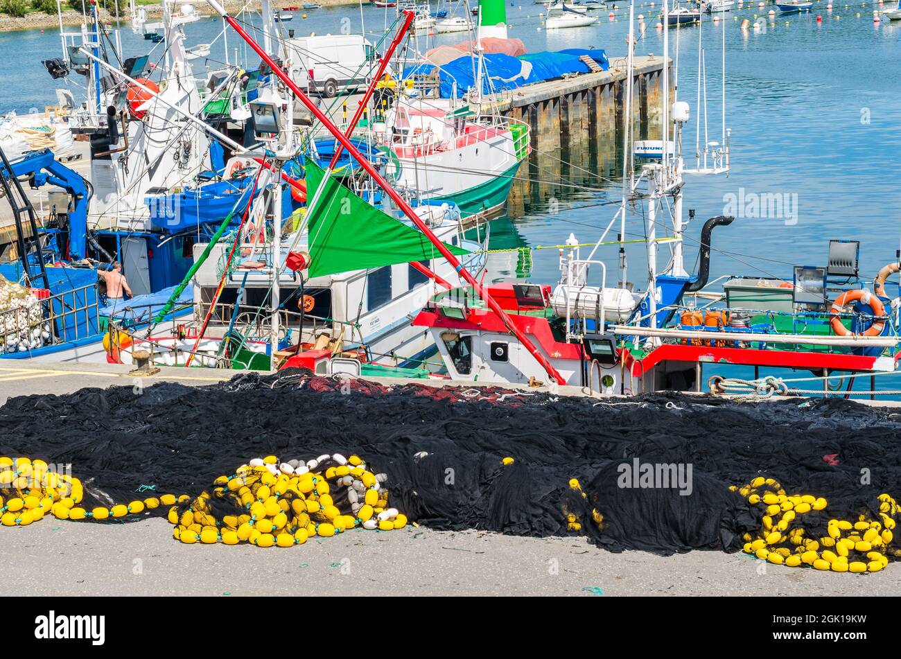 SANTONA, SPAGNA - 4 LUGLIO 2021: Vista di barche da pesca colorate nel porto di Santona, Cantabria, Spagna settentrionale, noto per le sue acciughe Foto Stock