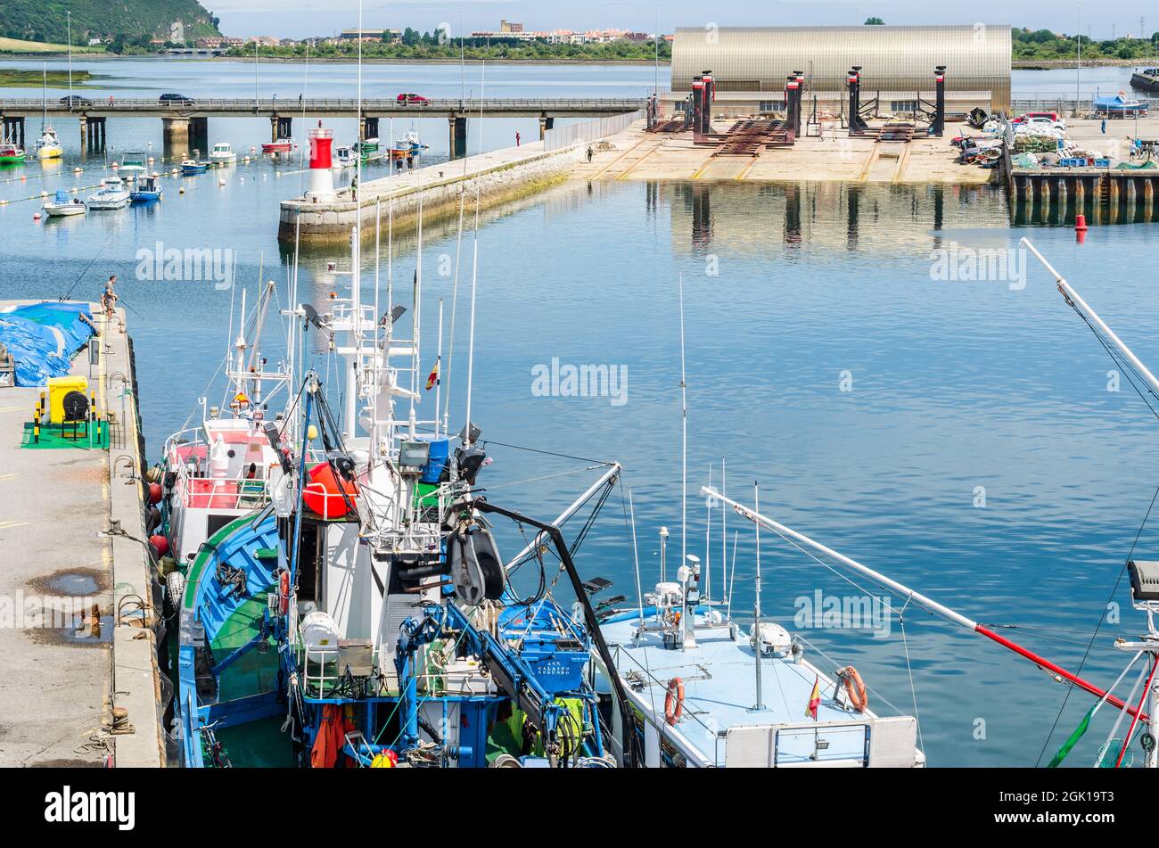 SANTONA, SPAGNA - 4 LUGLIO 2021: Vista di barche da pesca colorate nel porto di Santona, Cantabria, Spagna settentrionale, noto per le sue acciughe Foto Stock