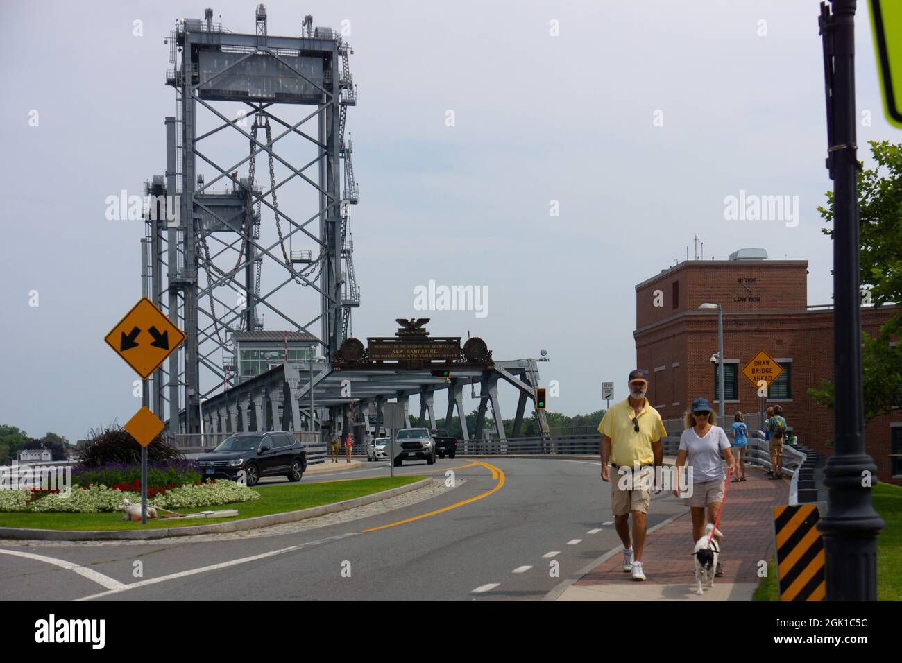 Il ponte levatoio commemorativo della prima Guerra Mondiale che porta la U.S. Route 1 attraverso il fiume Piscataqua tra Portsmouth, N. H., e Kittery, Maine. Foto Stock