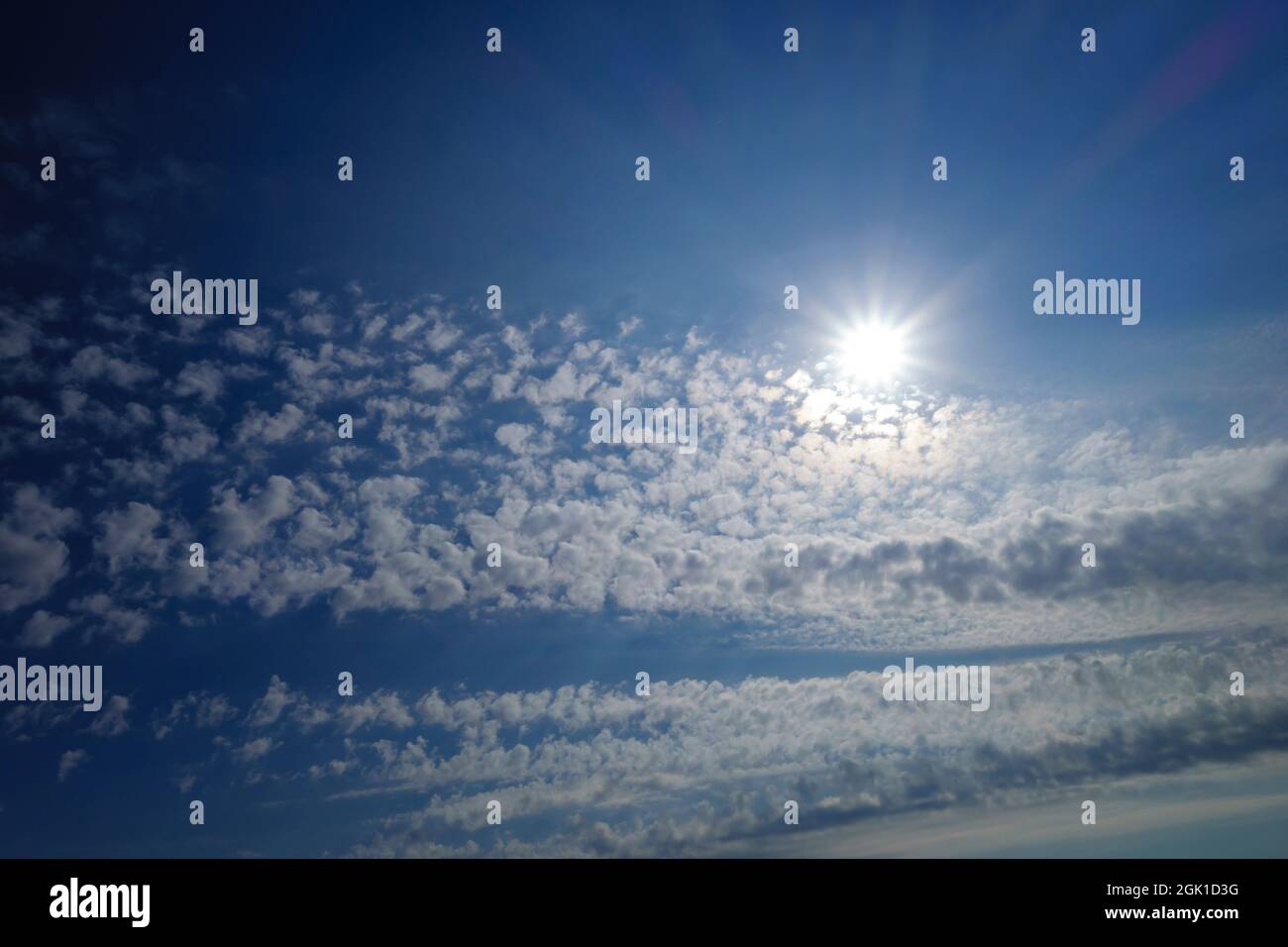 I raggi del sole brillano in fantastiche nuvole. Concetto di giorno di sole, con spazio per le copie Foto Stock