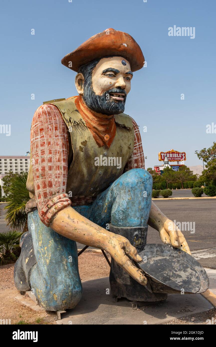 Jean, Nevada, USA - 15 luglio 2021 - Radside Giant in panning per l'oro all'abandonned terribile hotel e casinò, situato a 32 miglia a sud del centro Foto Stock