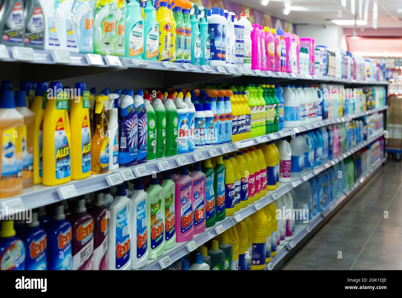 Vari detergenti liquidi nel supermercato Foto stock - Alamy
