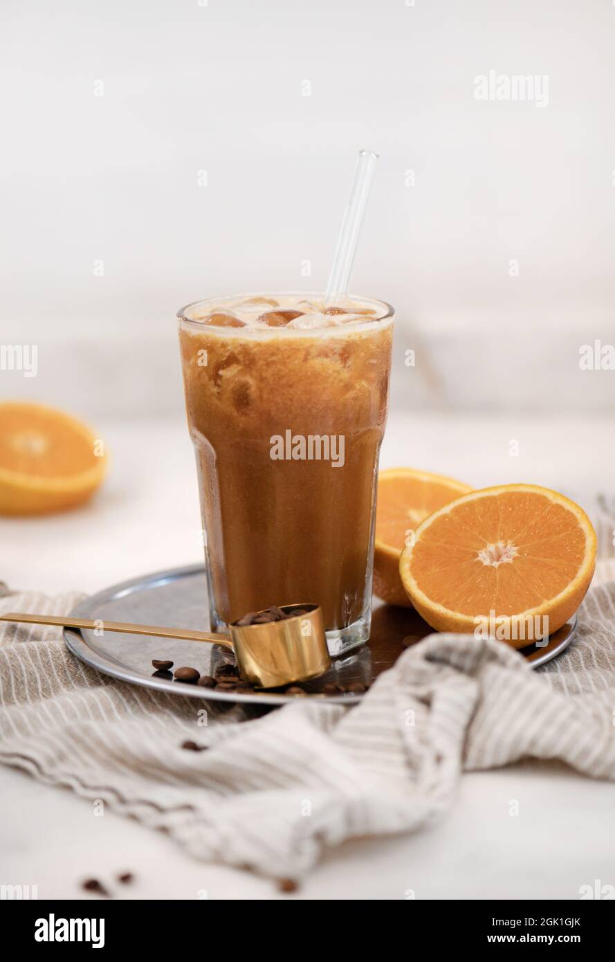 Caffè ghiacciato e bevanda fresca a base di succo d'arancia maturo Foto Stock