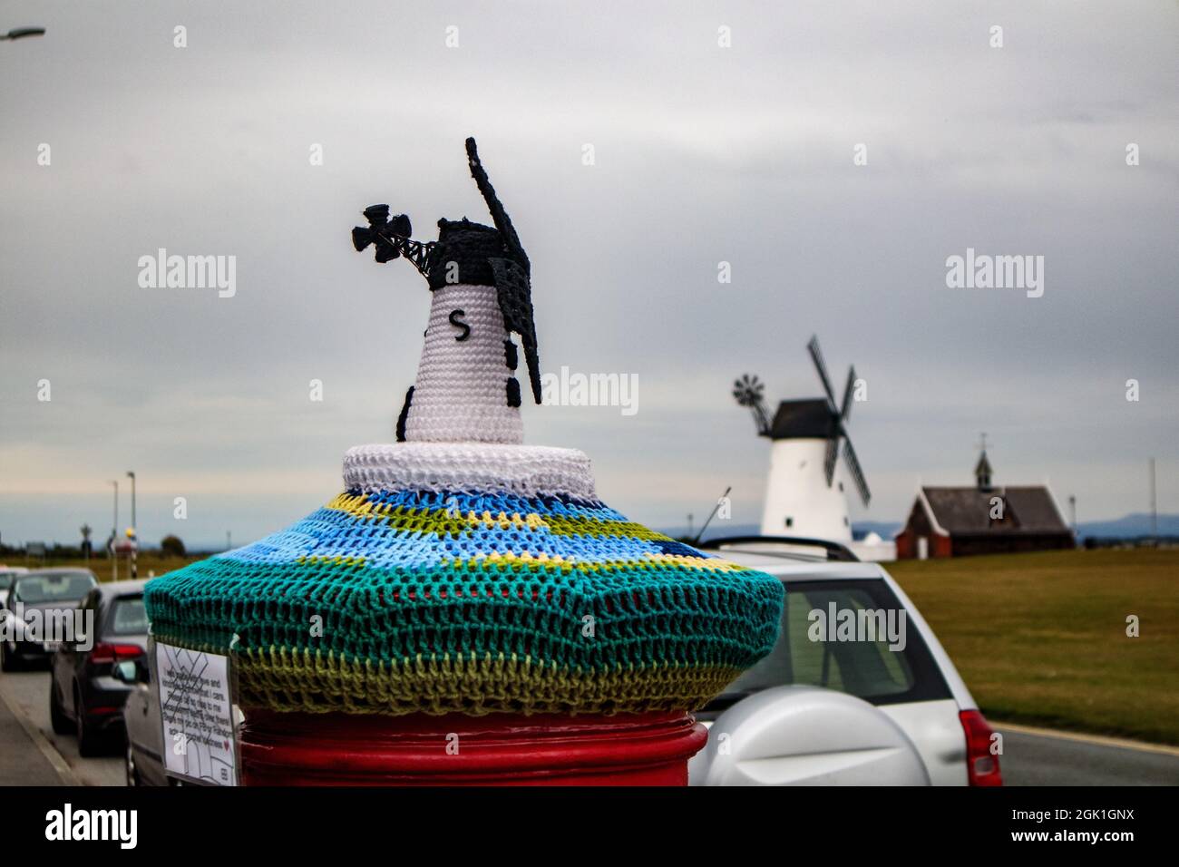 Lytham geen, Lytham, Lancashire, Regno Unito. 12 settembre 2021. Un mulino a vento crochet è apparso come una corona sulla parte superiore di un adiacente Pillar Box, con la leggenda 'sono stato fatto con amore e gentilezza per dimostrare che mi interessa. Per favore, siate gentili con me perché il mio papà è finito lì! Condividi la mia foto su FB o Random atti di bontà crochet credito: PN News/Alamy Live News Foto Stock