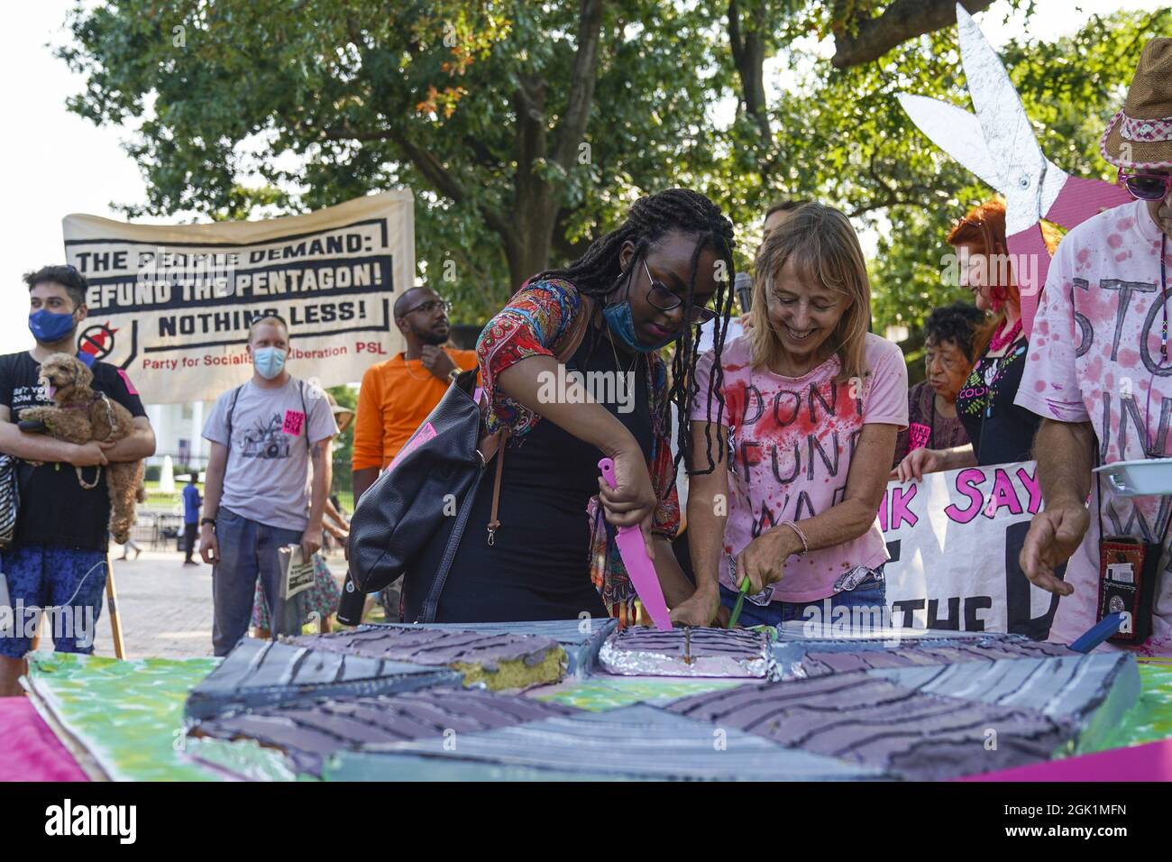 Washington, Stati Uniti. 12 settembre 2021. I manifestanti hanno tagliato una torta a forma di Pentagono durante la protesta "Cut the Pentagon" a Lafayette Park a Washington, DC domenica 12 settembre 2021. Codice Rosa e cibo non bombe sponsorizzato l'evento per lanciare una campagna chiamata, 'tagliare il Pentagono' per le persone, la pace, e il pianeta che segna l'inizio di 100 giorni PF azione. Foto di Leigh Vogel/UPI Credit: UPI/Alamy Live News Foto Stock