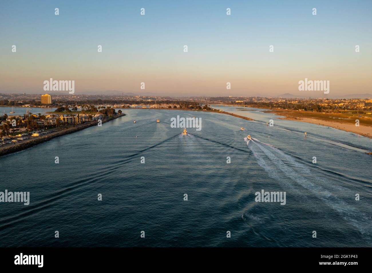 Le barche da pesca tornano a casa nel porto di San Diego al tramonto Foto Stock