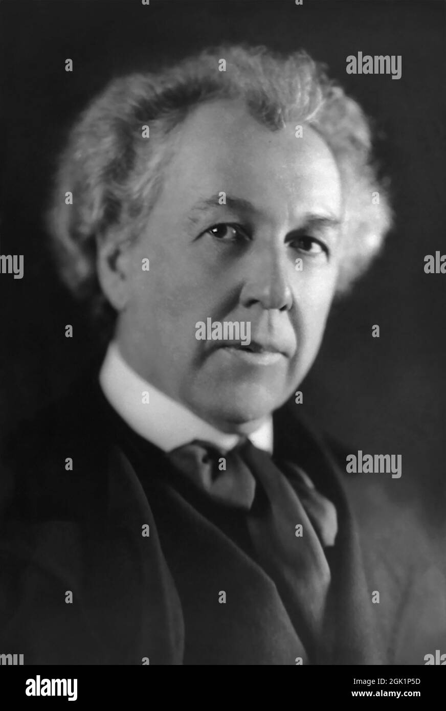 Frank Lloyd Wright (1867-1959), architetto americano pioniere di quello che venne chiamato il movimento della scuola Prairie, in un ritratto del 1926. Wright sarebbe stato poi riconosciuto (nel 1991) dall'American Institute of Architects come "il più grande architetto americano di tutti i tempi". Foto Stock