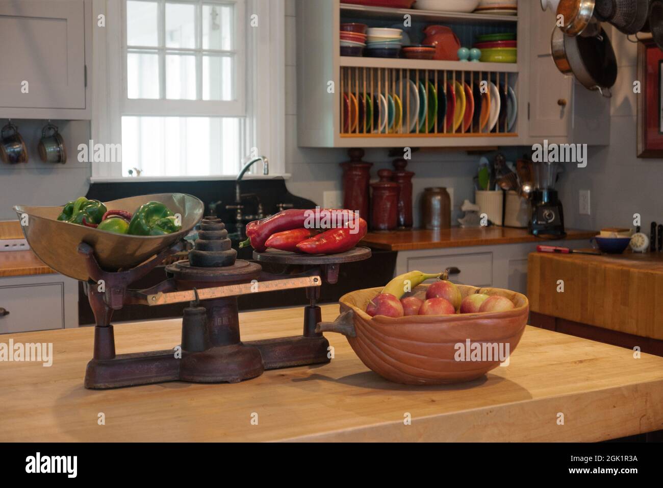 Cucina di campagna con frutta, verdure e piatti Fiestaware. Foto Stock