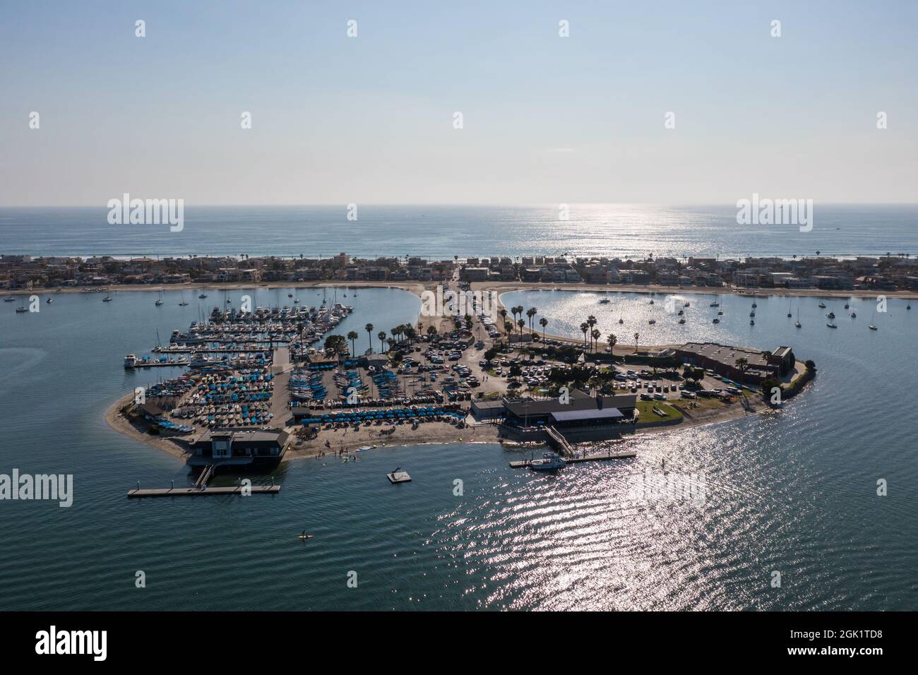 Mission Bay Yacht Club durante il giorno con cielo blu Foto Stock