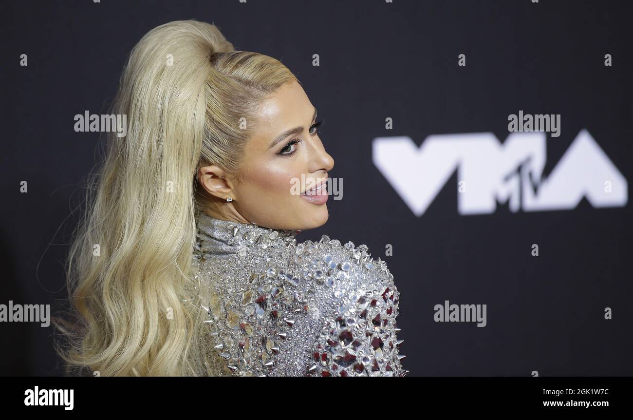 New York, Stati Uniti. 12 settembre 2021. Paris Hilton arriva sul tappeto rosso al 38° MTV Video Music Awards al Barclays Center di New York, domenica 12 settembre 2021. Foto di John Angelillo/UPI Credit: UPI/Alamy Live News Foto Stock