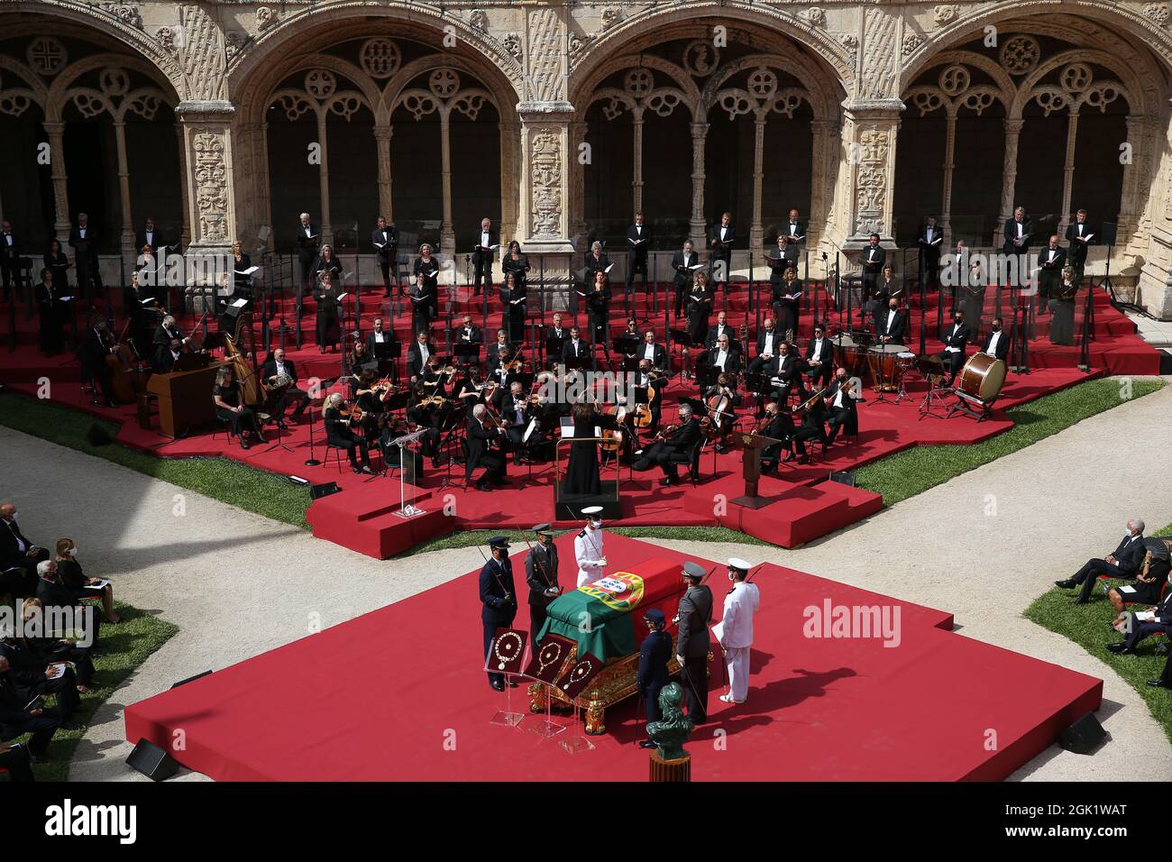 Lisbona, Portogallo. 12 settembre 2021. L'Orchestra Sinfonica Portoghese e il Coro del Teatro Nazionale di Sao Carlos si esibiscono durante la cerimonia funebre per l'ex presidente portoghese Jorge Sampaio al Monastero di Jeronimos a Lisbona, Portogallo, 12 settembre 2021. Credit: Petro Figuza/Xinhua/Alamy Live News Foto Stock