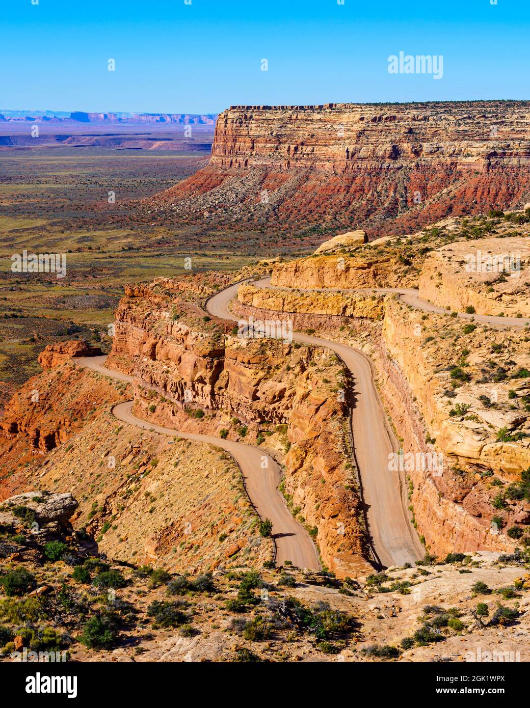 Il Moki Dugway si snoda sulle scogliere vicino alla Valle degli dei nello stato dello Utah degli Stati Uniti Foto Stock