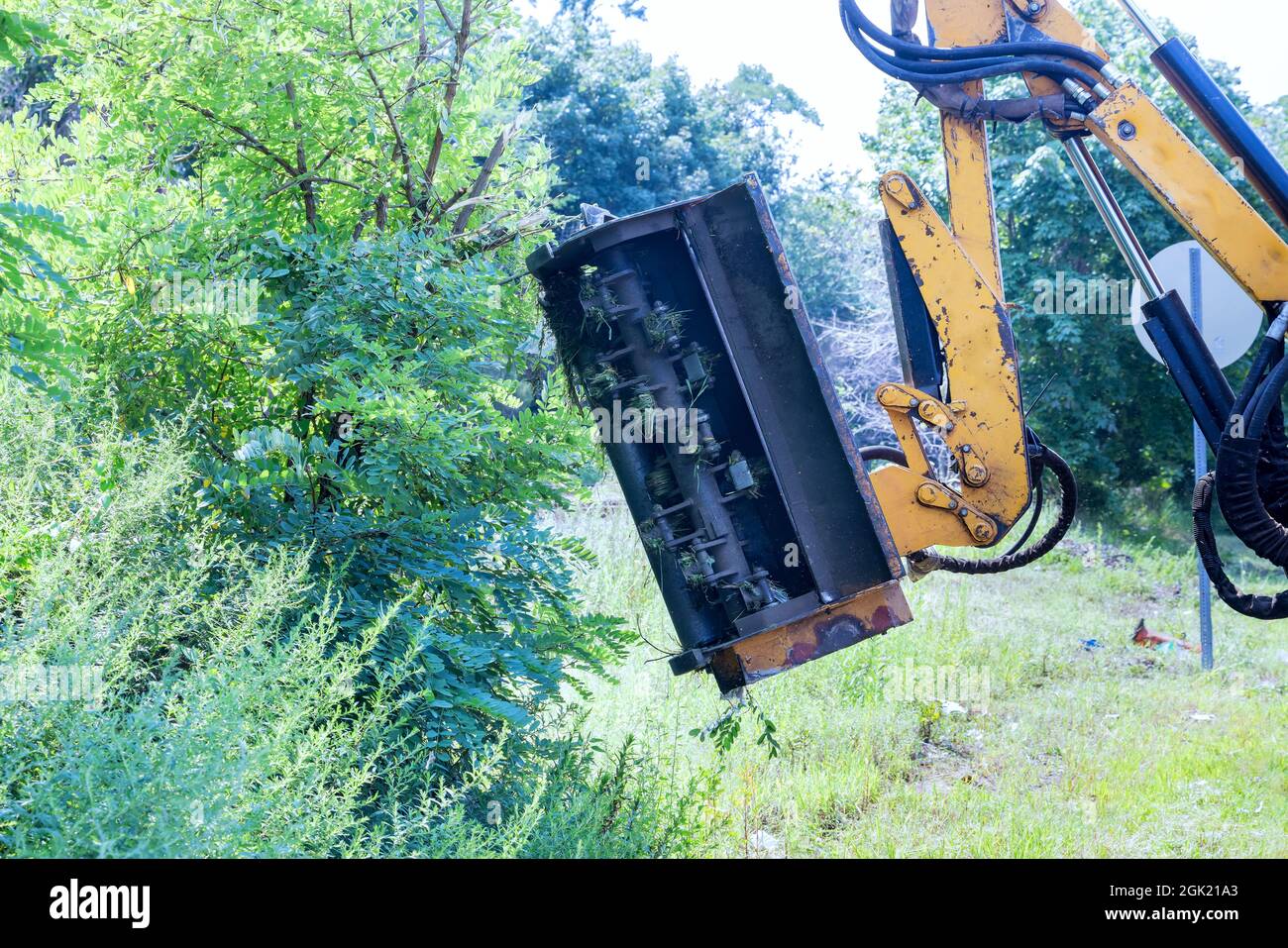 Servizio di manutenzione stradale stradale suburbana della macchina di meccanizzazione del trattore falciatrice falciante erba Foto Stock