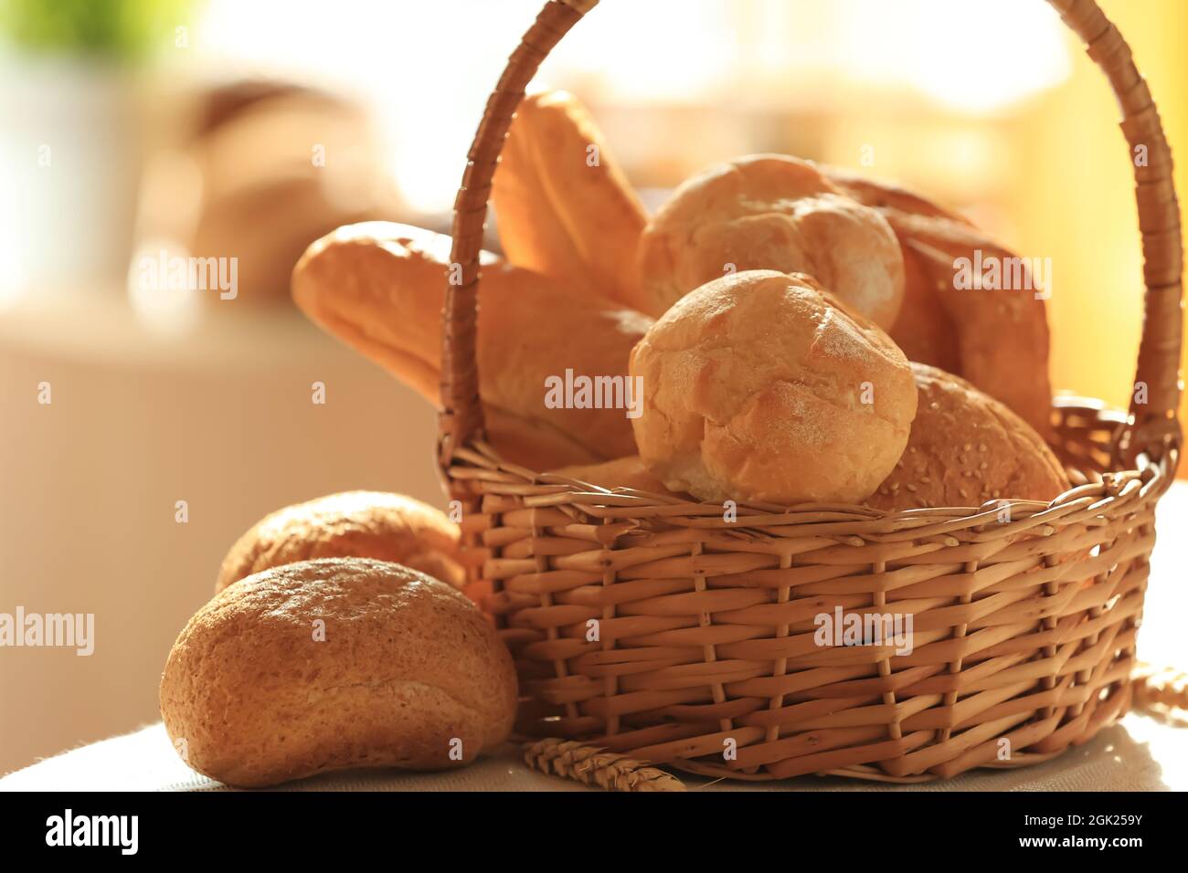 Cesto di vimini con diversi tipi di pane fresco a tavola Foto stock - Alamy