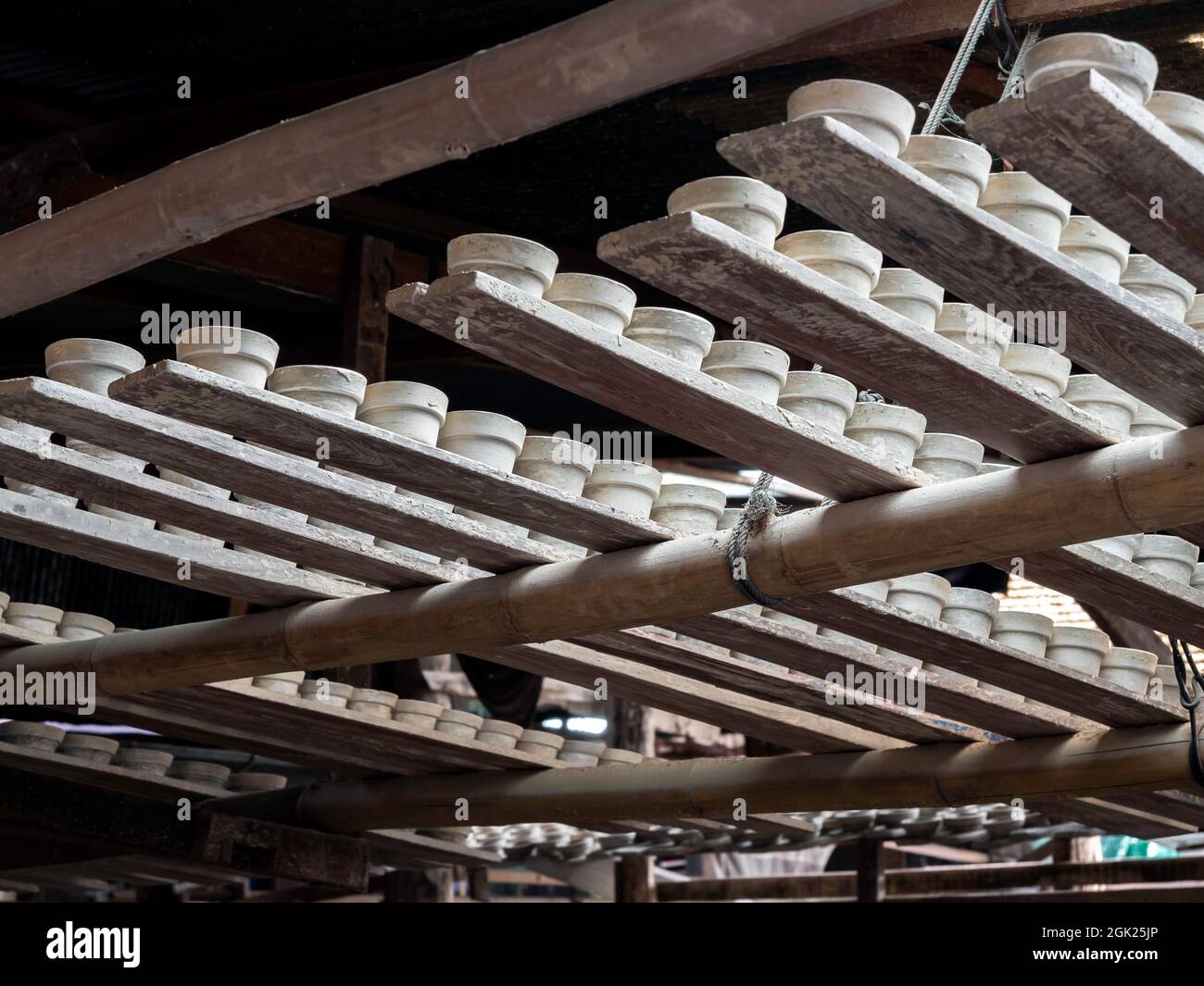 Molti piccoli piatti, forma rotonda fatta da argilla ceramica ed essiccata con sole. Produzione di terracotta. Foto Stock