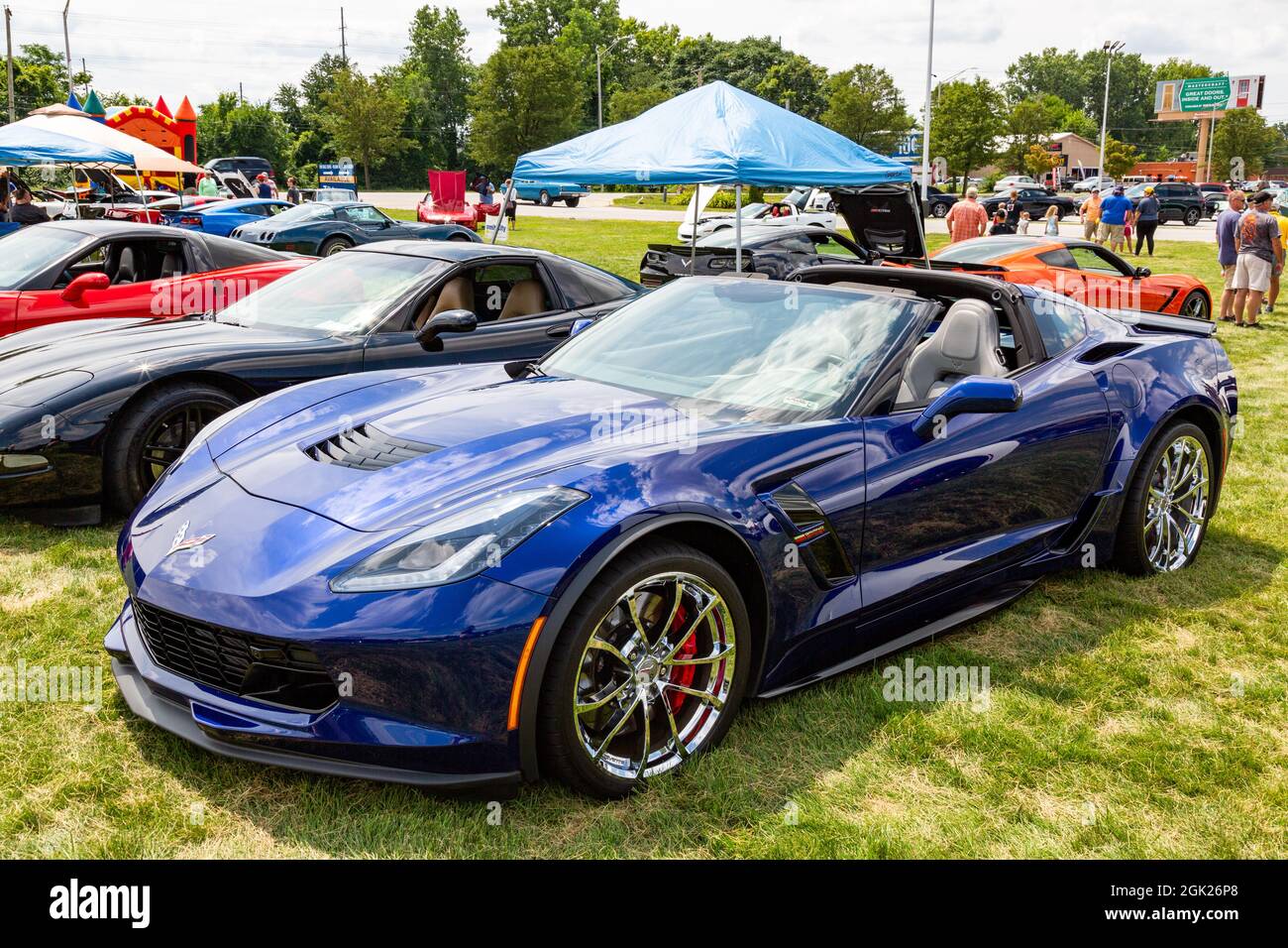 Una Chevrolet Corvette Grand Sport coupé blu in mostra ad una mostra di auto a Fort Wayne, Indiana, Stati Uniti. Foto Stock