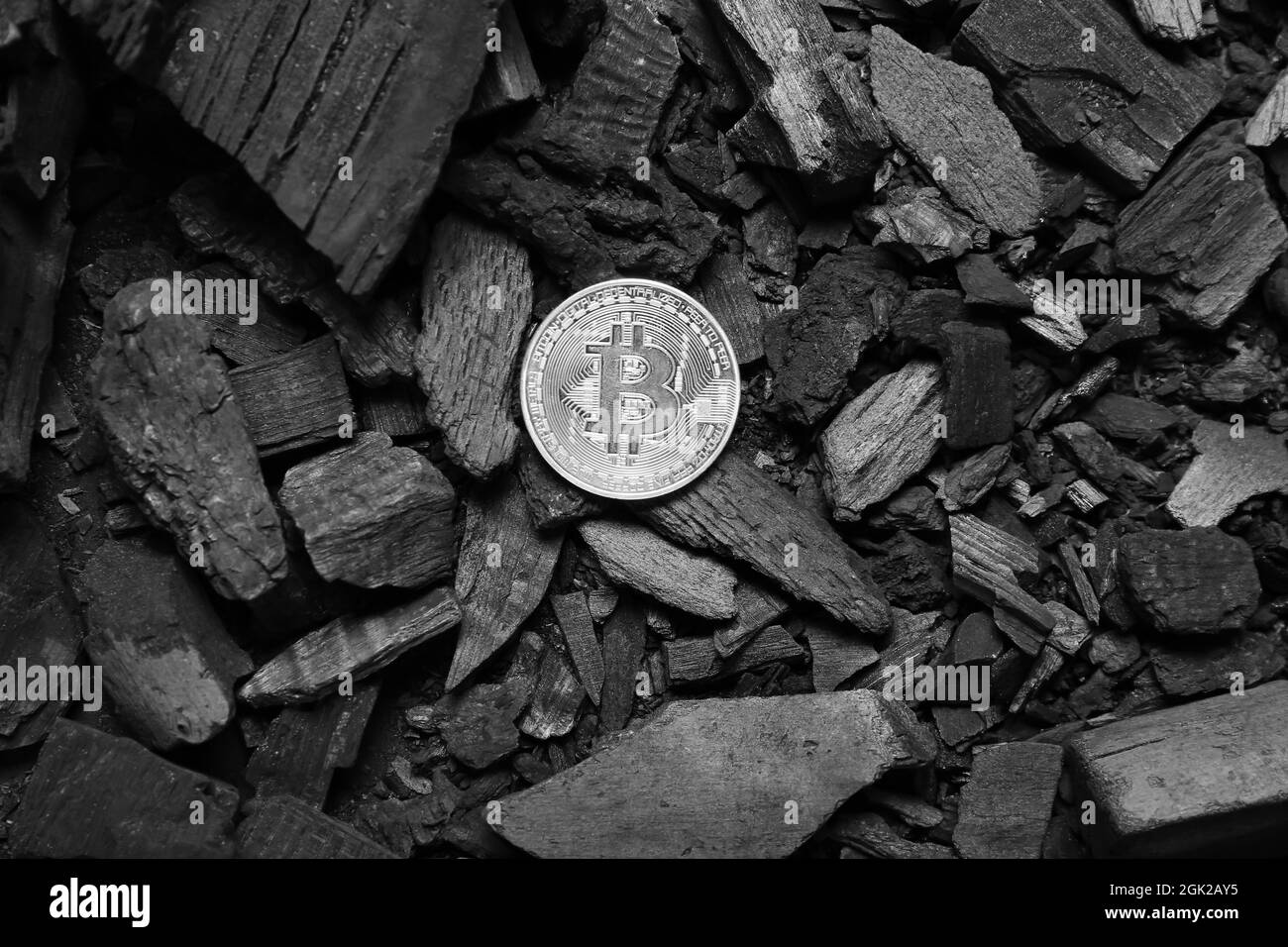 Bitcoin d'argento su carbone di char Foto Stock