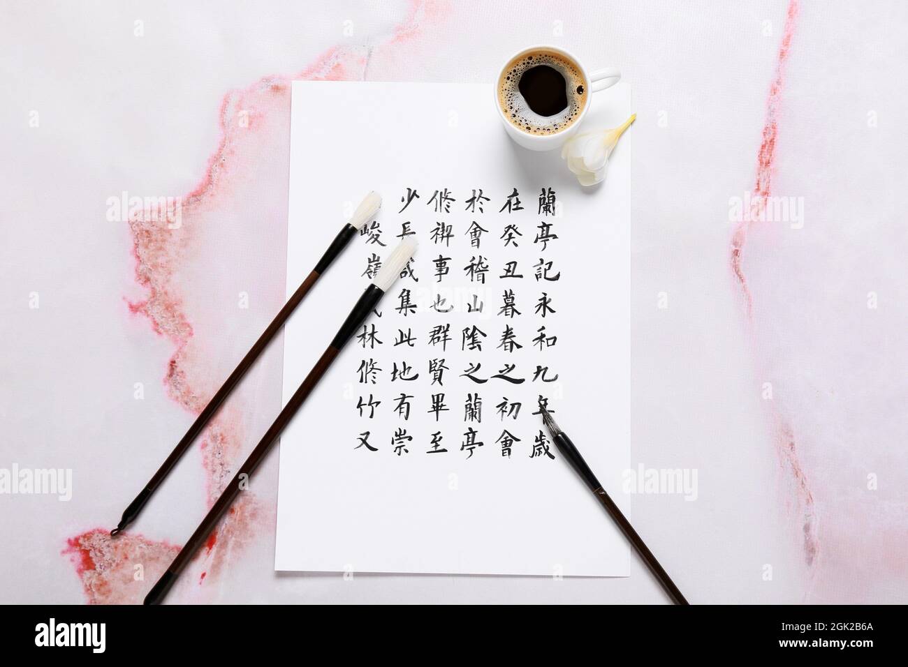 Carta con geroglifici, pennelli e tazza di caffè su sfondo grunge Foto  stock - Alamy