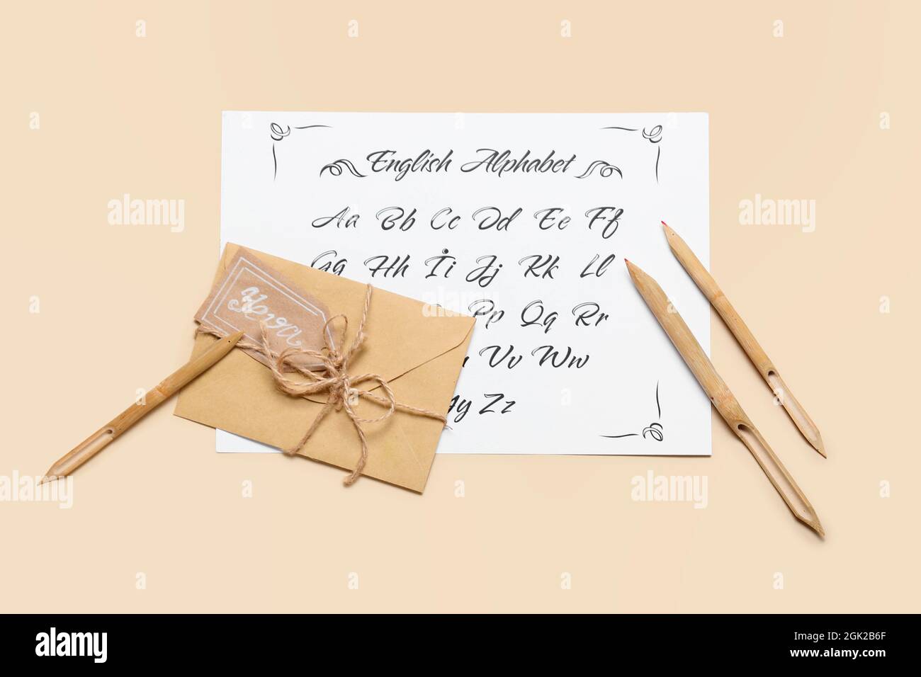 Busta con nome YEVA, alfabeto e pennarello su sfondo beige Foto Stock