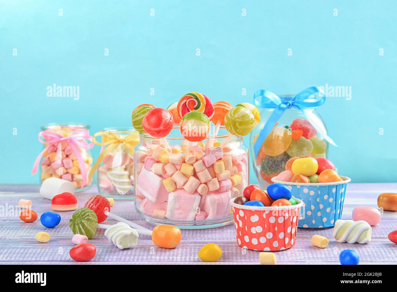 Composizione con gustose caramelle sul tavolo Foto stock - Alamy