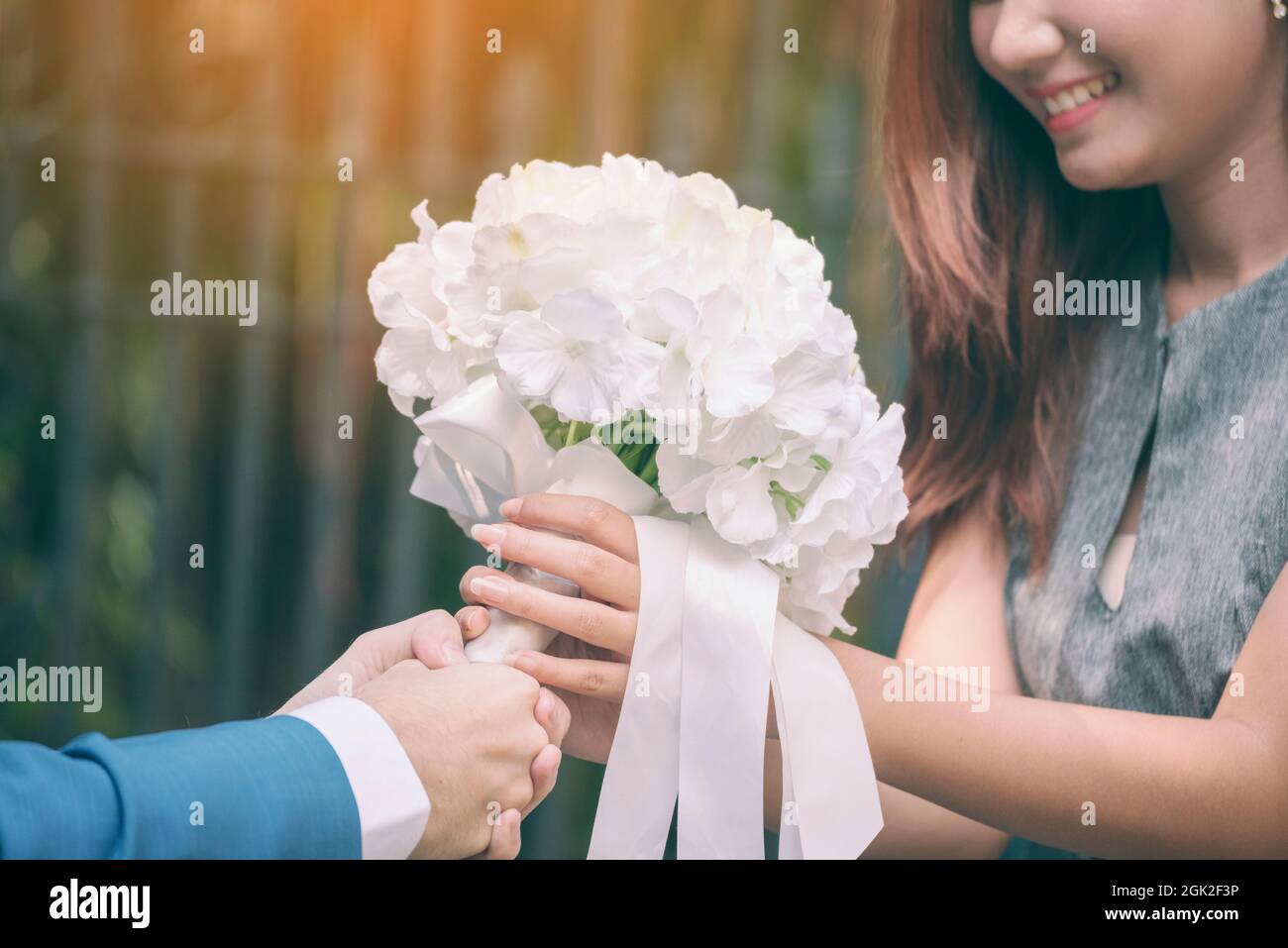 mi sposerete? sì. Bouquet di nozze bianco romantico nuziale dopo il fidanzamento. Concetto di amante del matrimonio. Foto Stock