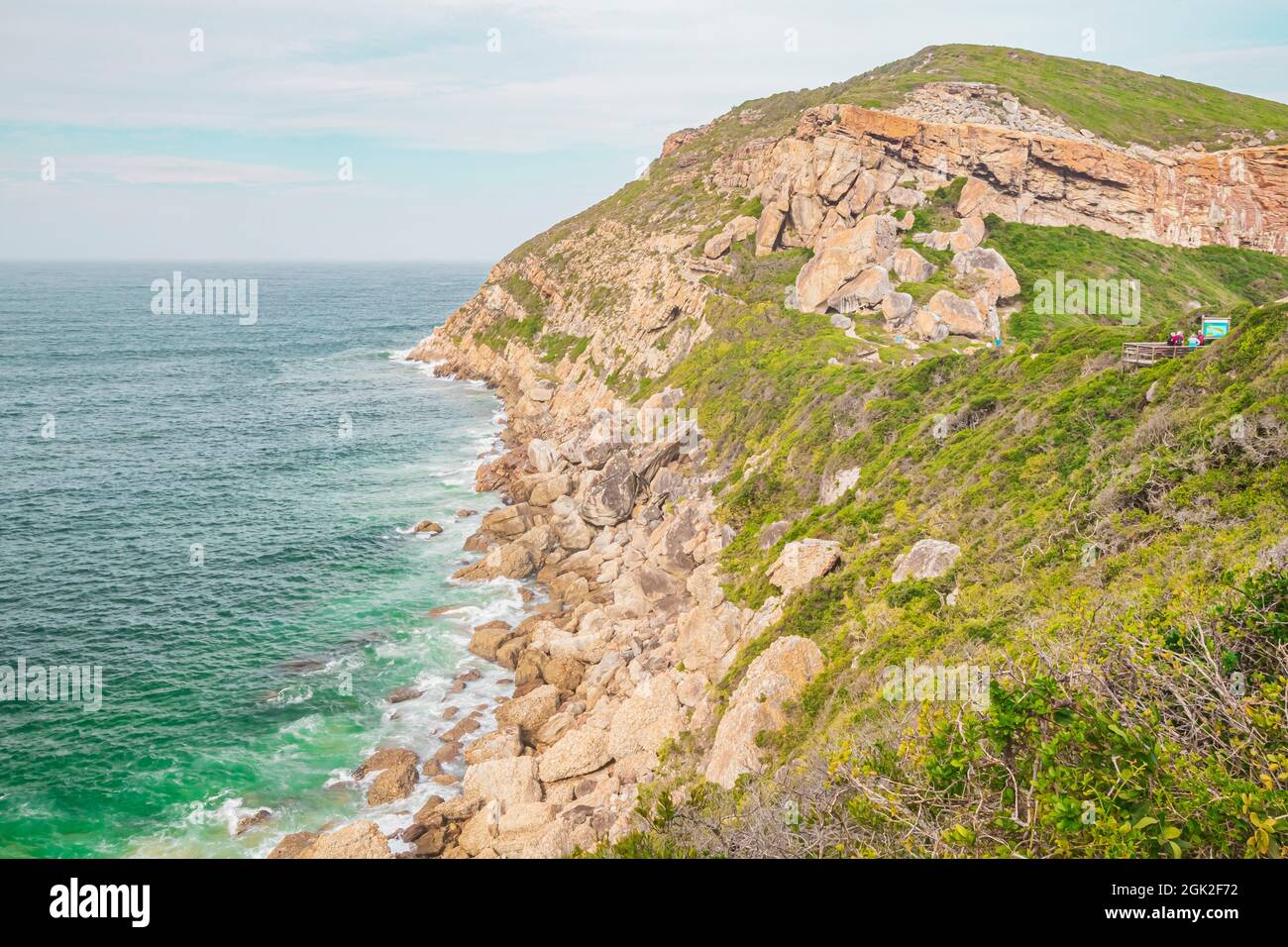 La vista della Riserva Naturale di Robberg, che è il Monumento Nazionale del Sud Africa e Sito Patrimonio Mondiale dell'Umanita' presso la Baia di Plettenberg lungo la Garden Route. Foto Stock