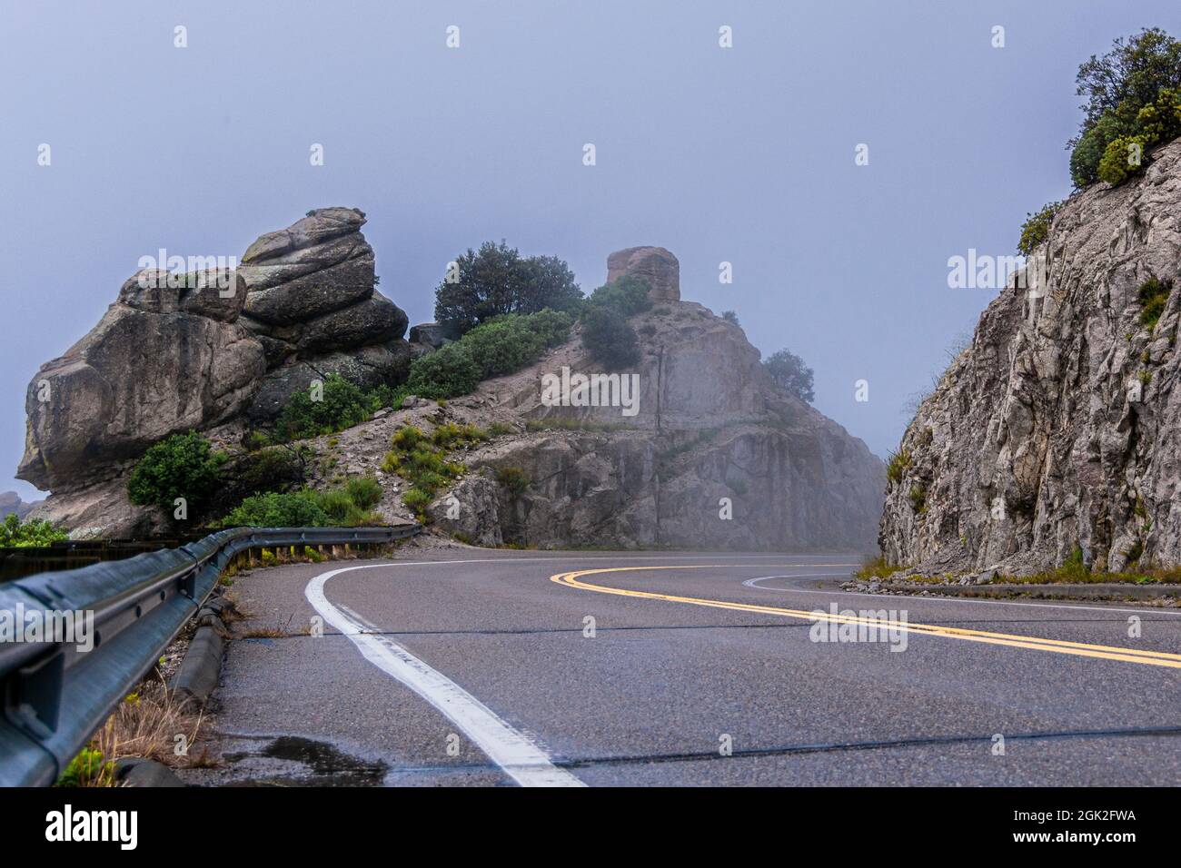 Nuvole sull'autostrada Santa Catalina a Mount Lemmon, Arizona, dopo la pioggia. Foto Stock