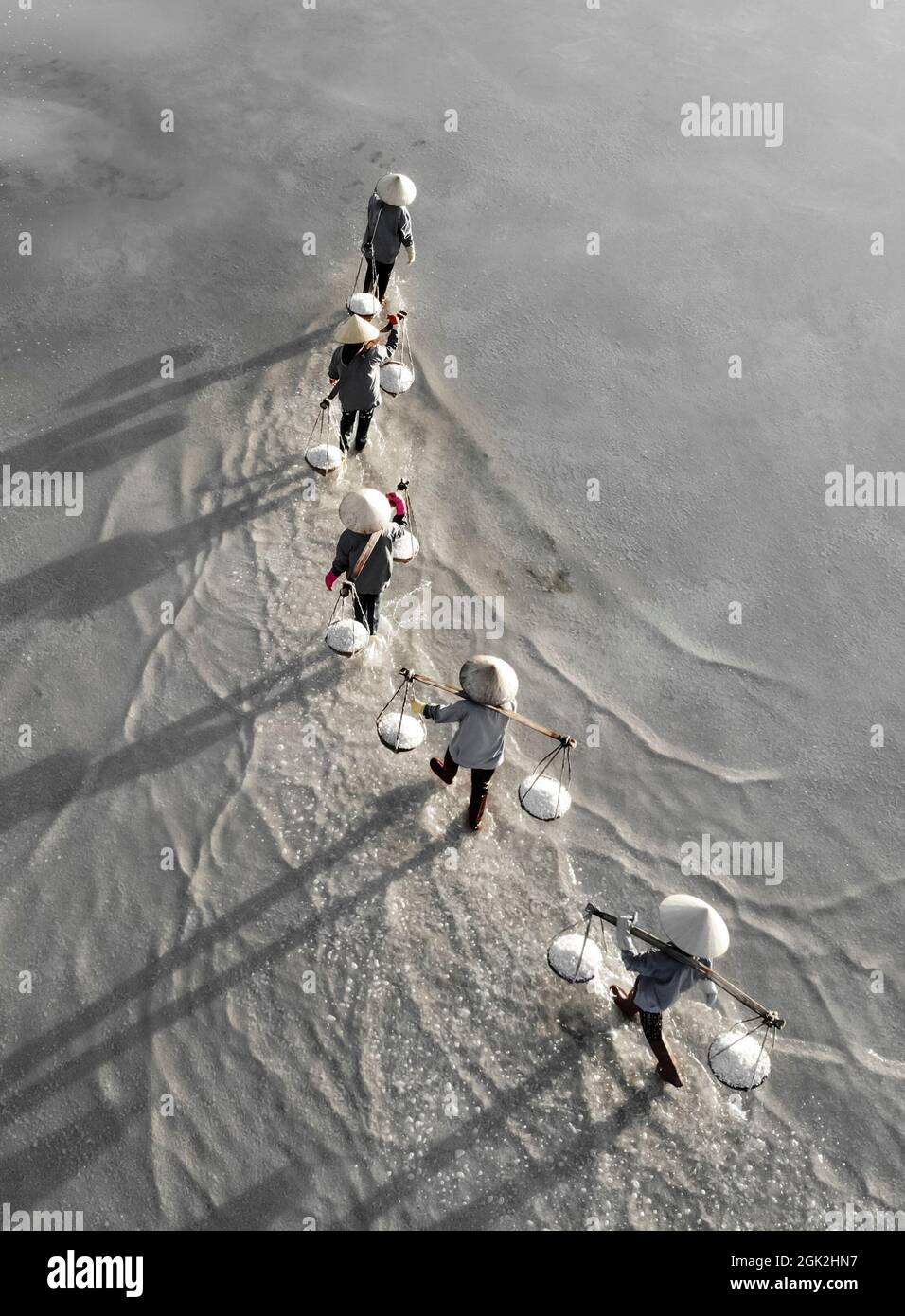 Bel campo di sale nella provincia di Khanh Hoa nel Vietnam centrale Foto Stock